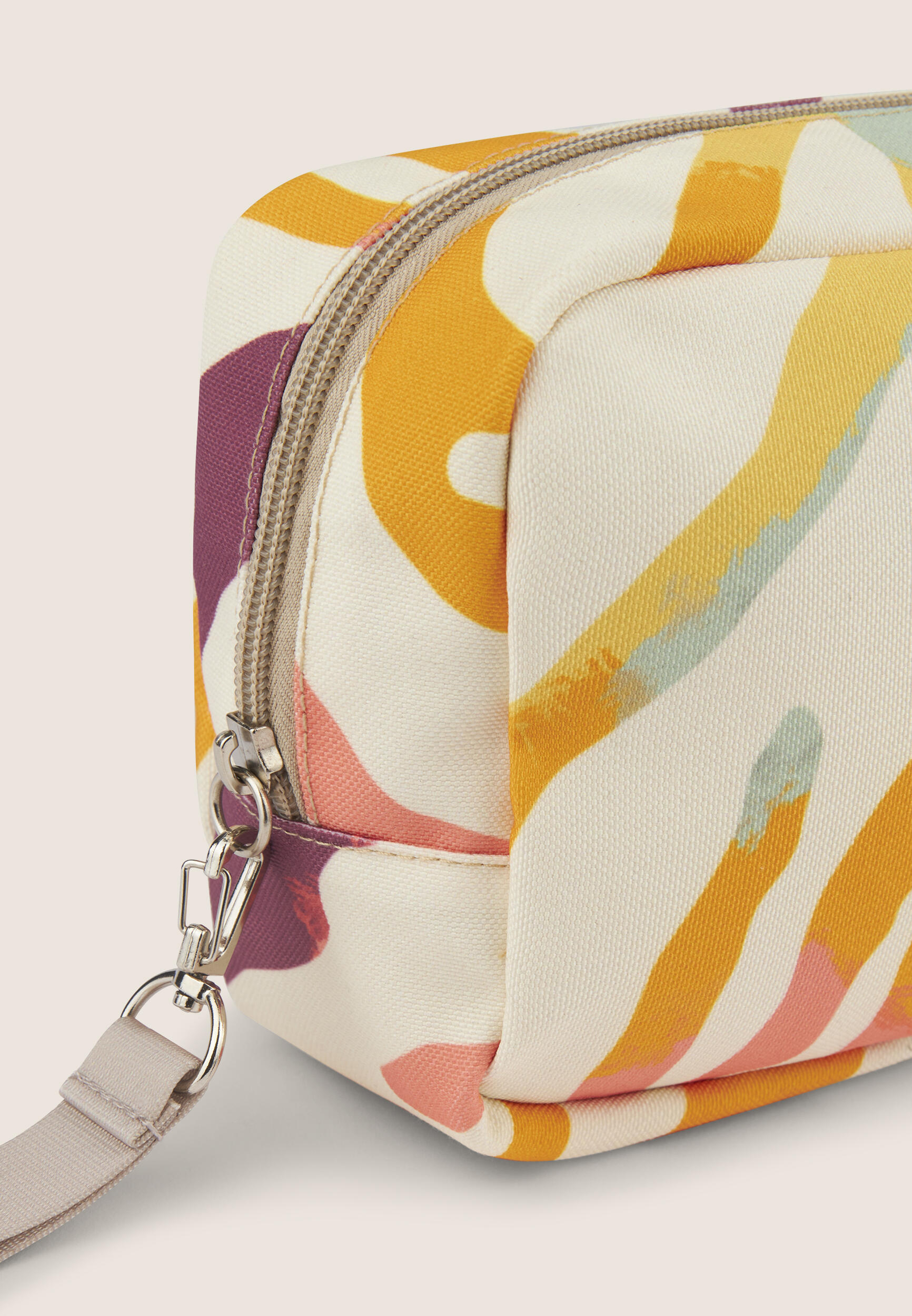 Neceser de animal print con correa 2/3