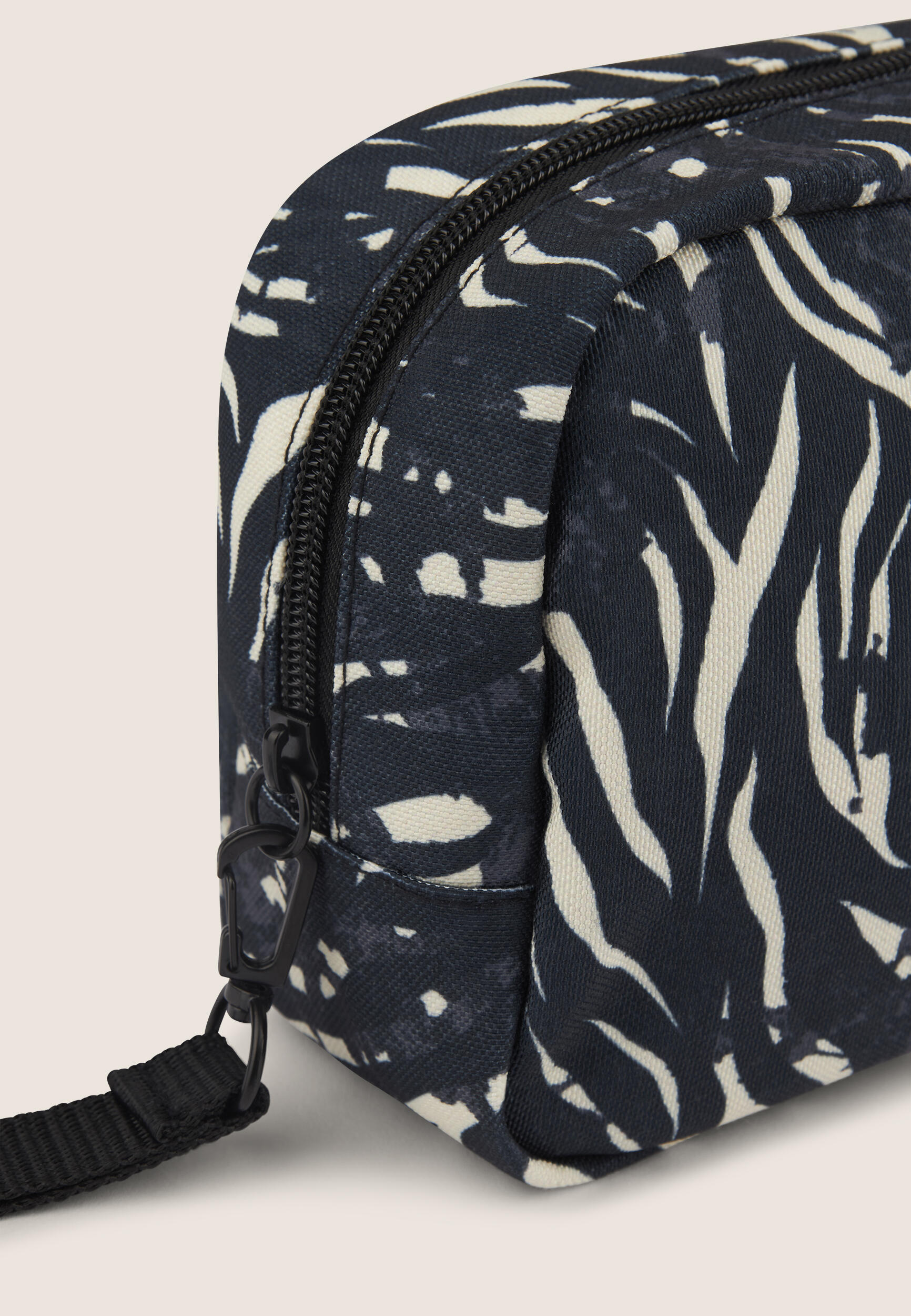 Neceser de animal print con correa 2/3