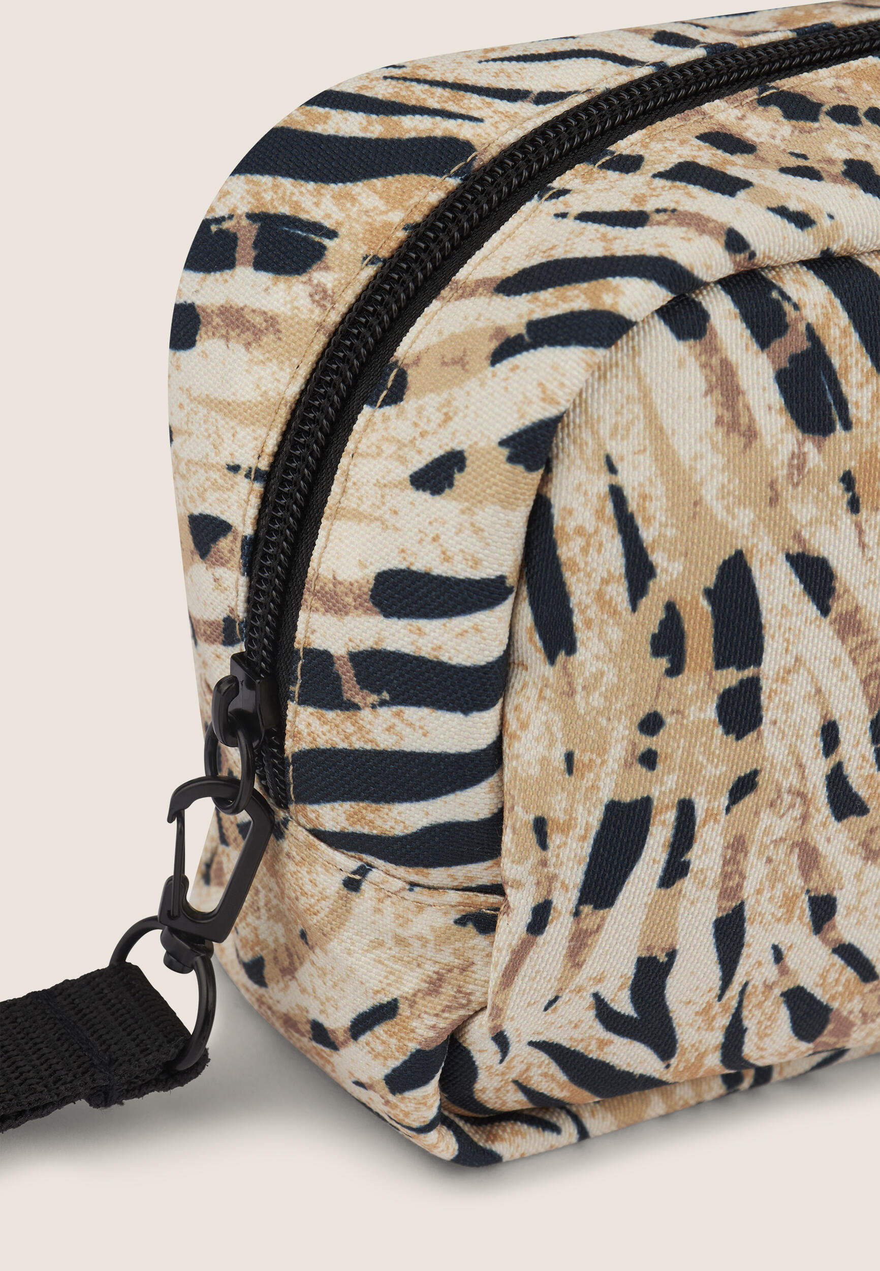 Neceser de animal print con correa 2/3
