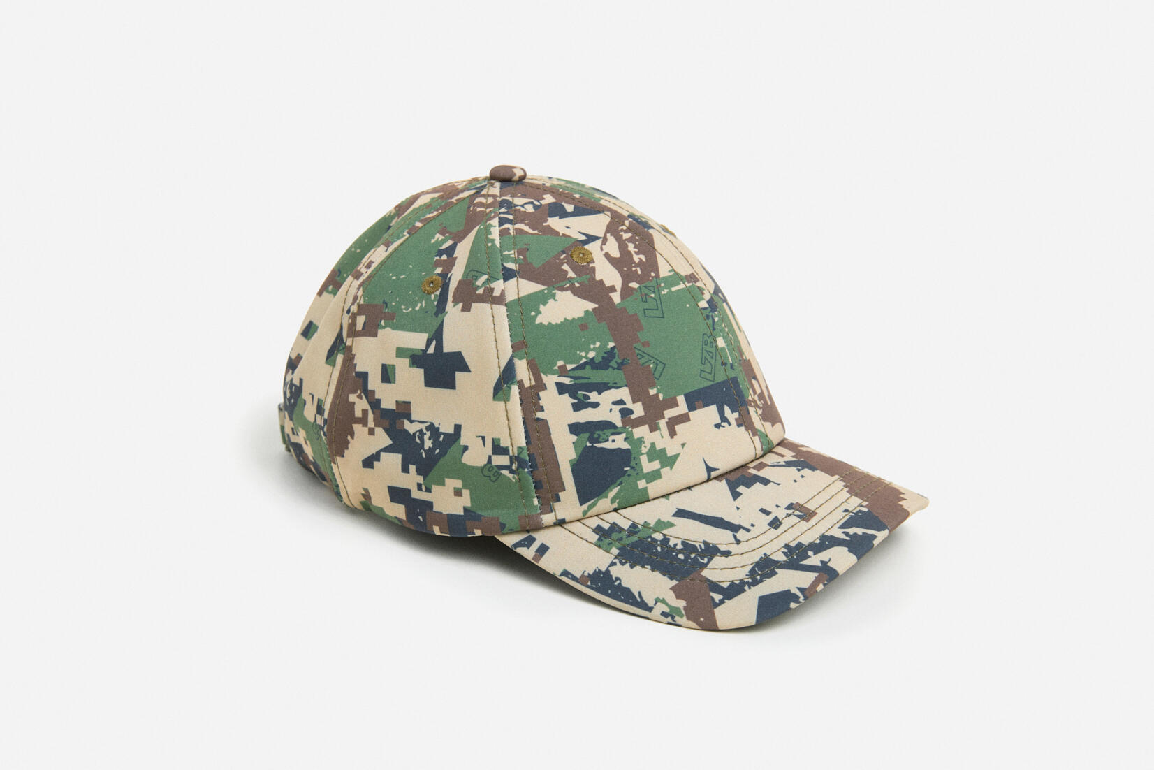 Boné leve, aliaga camo, repelente à água. Viseira mais curta.