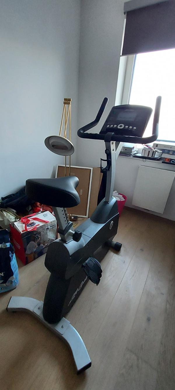 Entre Particuliers - Vélo d'appartement "life fitness" 2/6