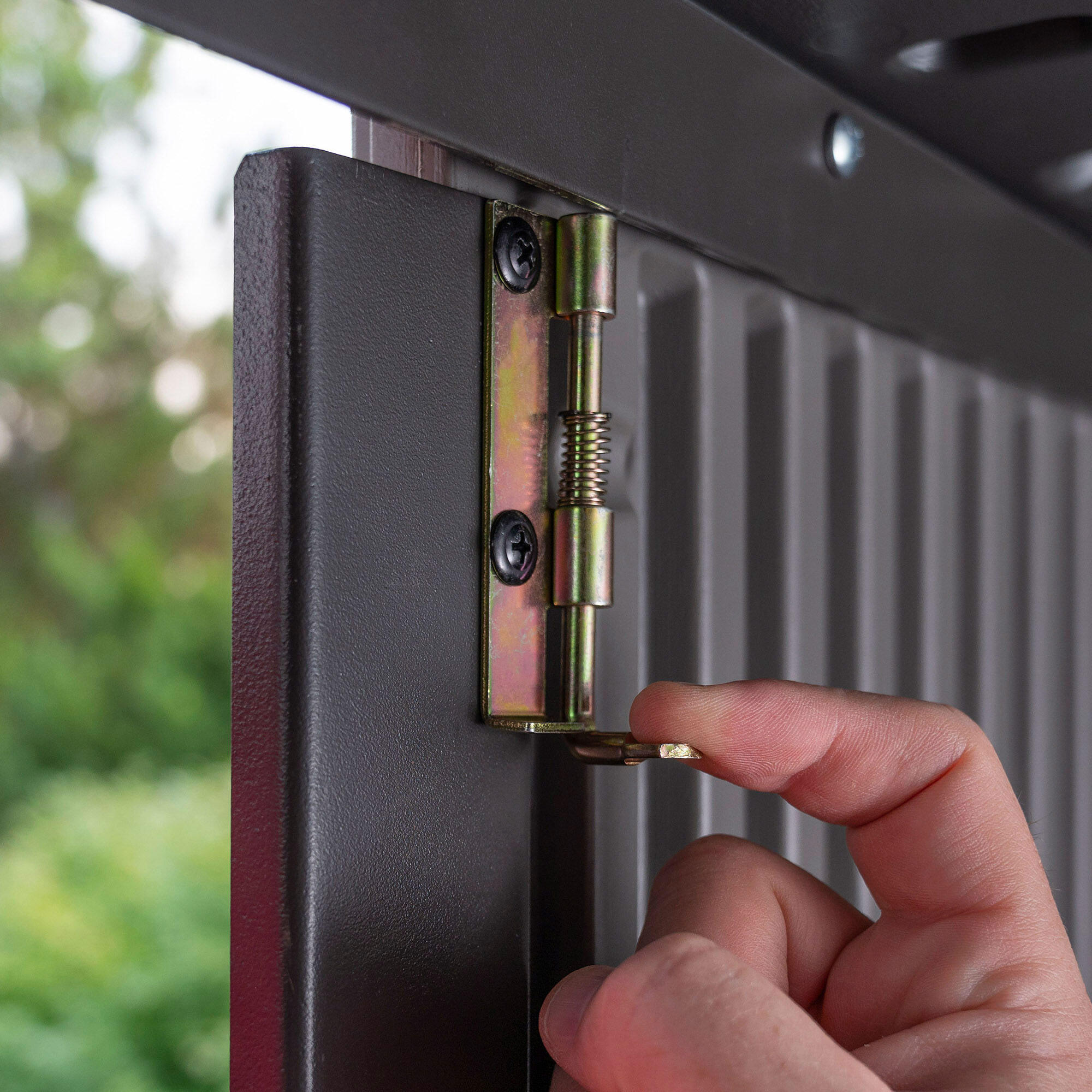 Lifetime Armario exterior vertical 1.350 L Rough Cut™ con estantes y colgadores 7/7