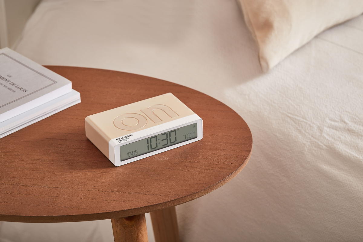 Despertador Lexon FLIP Classic Pantone creme 2/2