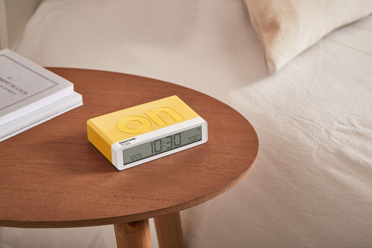 Despertador Lexon FLIP Classic Pantone mimosa 2/2