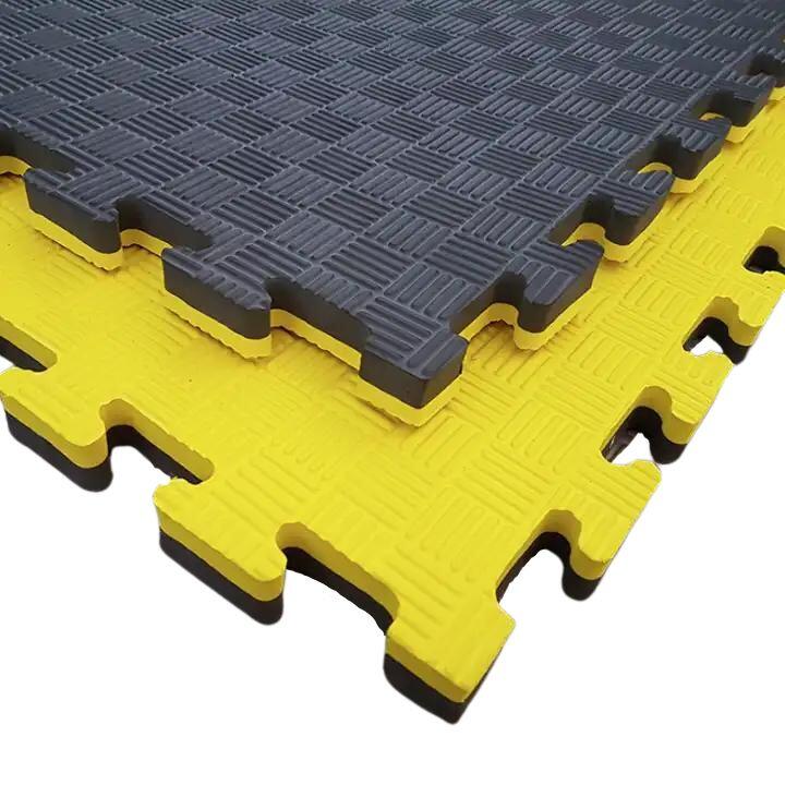 Tatame profissional em puzzle 100x100x4 cm preto e amarelo