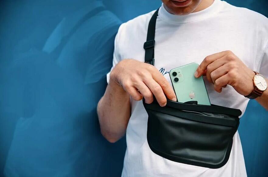 Водонепроницаемая поясная сумка-чехол для телефона Fidlock Hermetic Sling Bag с магнитной застежкой — фото 6