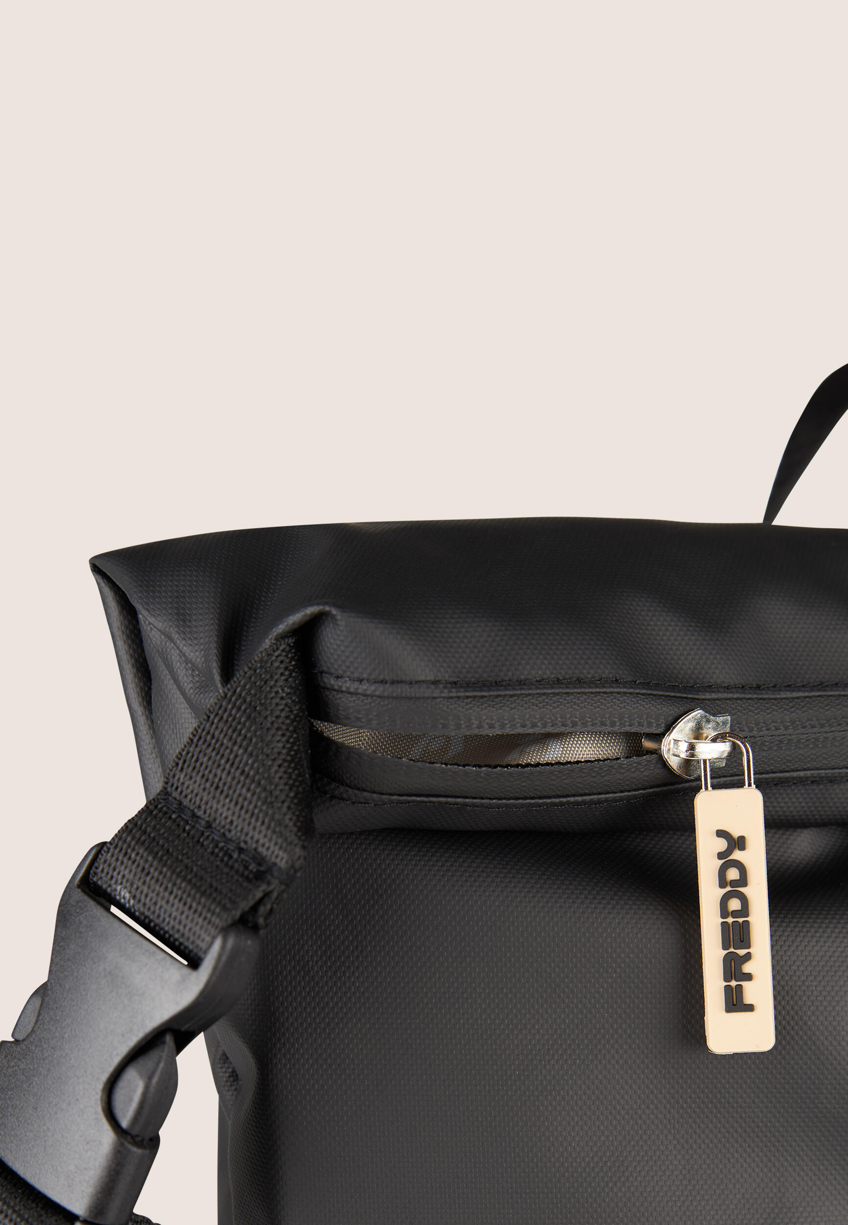 Mochila enrollable impermeable 2/3