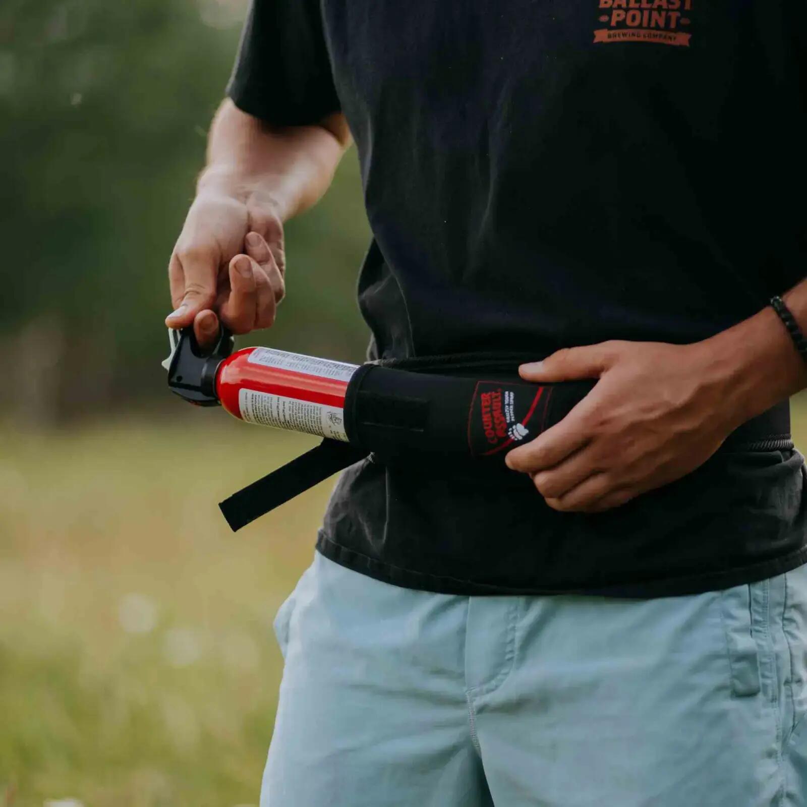 Etui spray na niedźwiedzia uniwersalne, mocowanie w pasie, Counter Assault 5/12