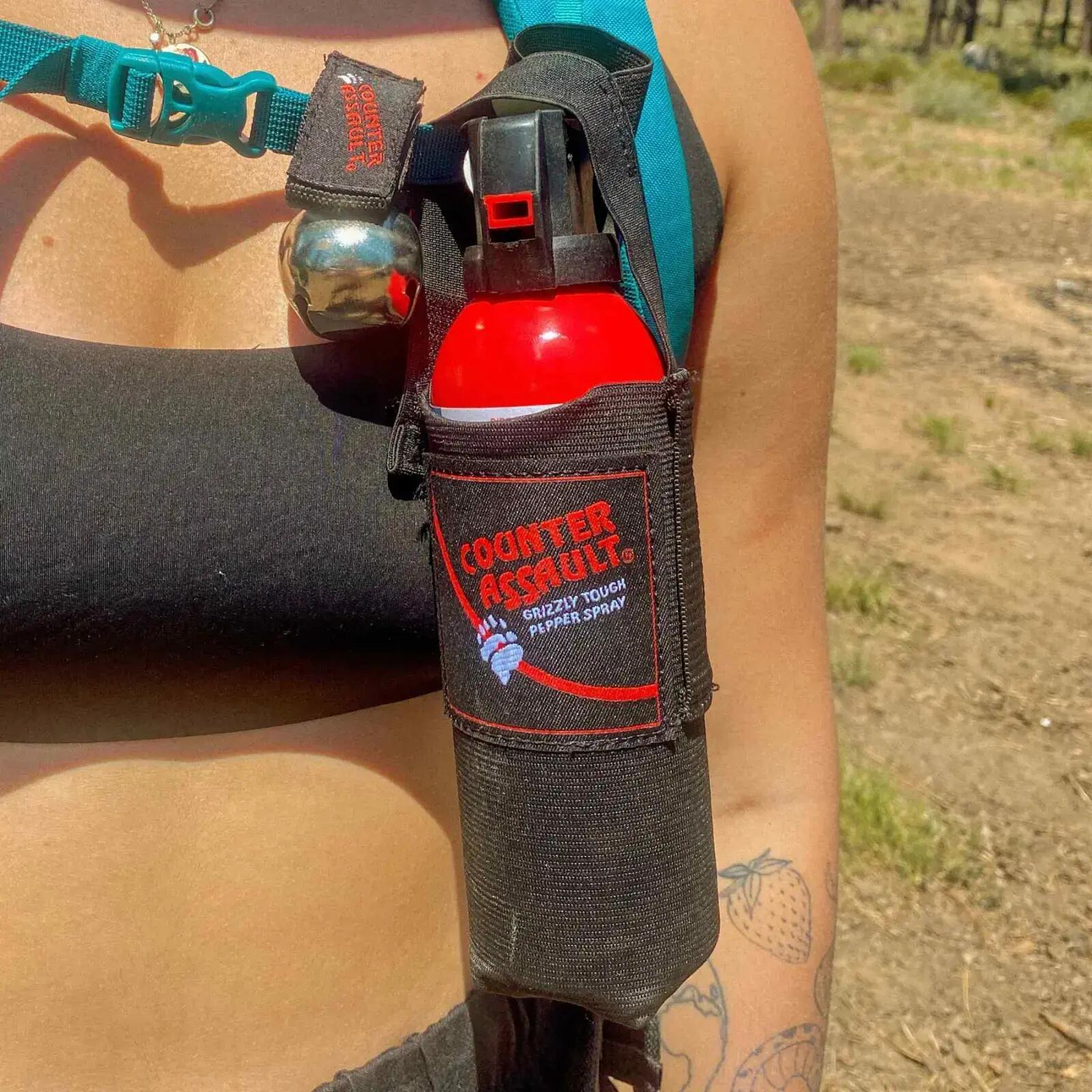 Etui spray na niedźwiedzie uniwersalne Counter Assault 4/7