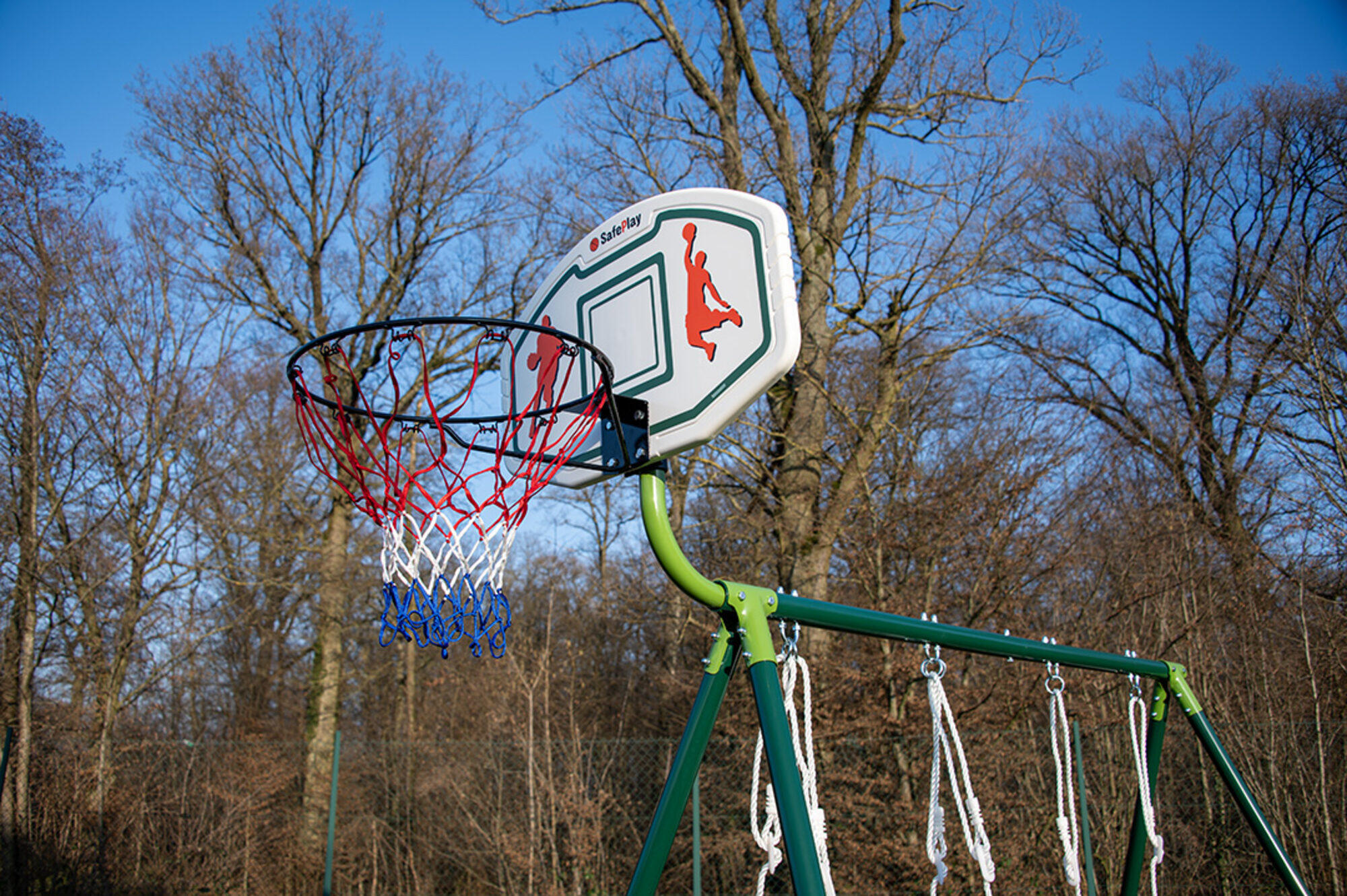 Altalene a due livelli con canestro da basket 6/7