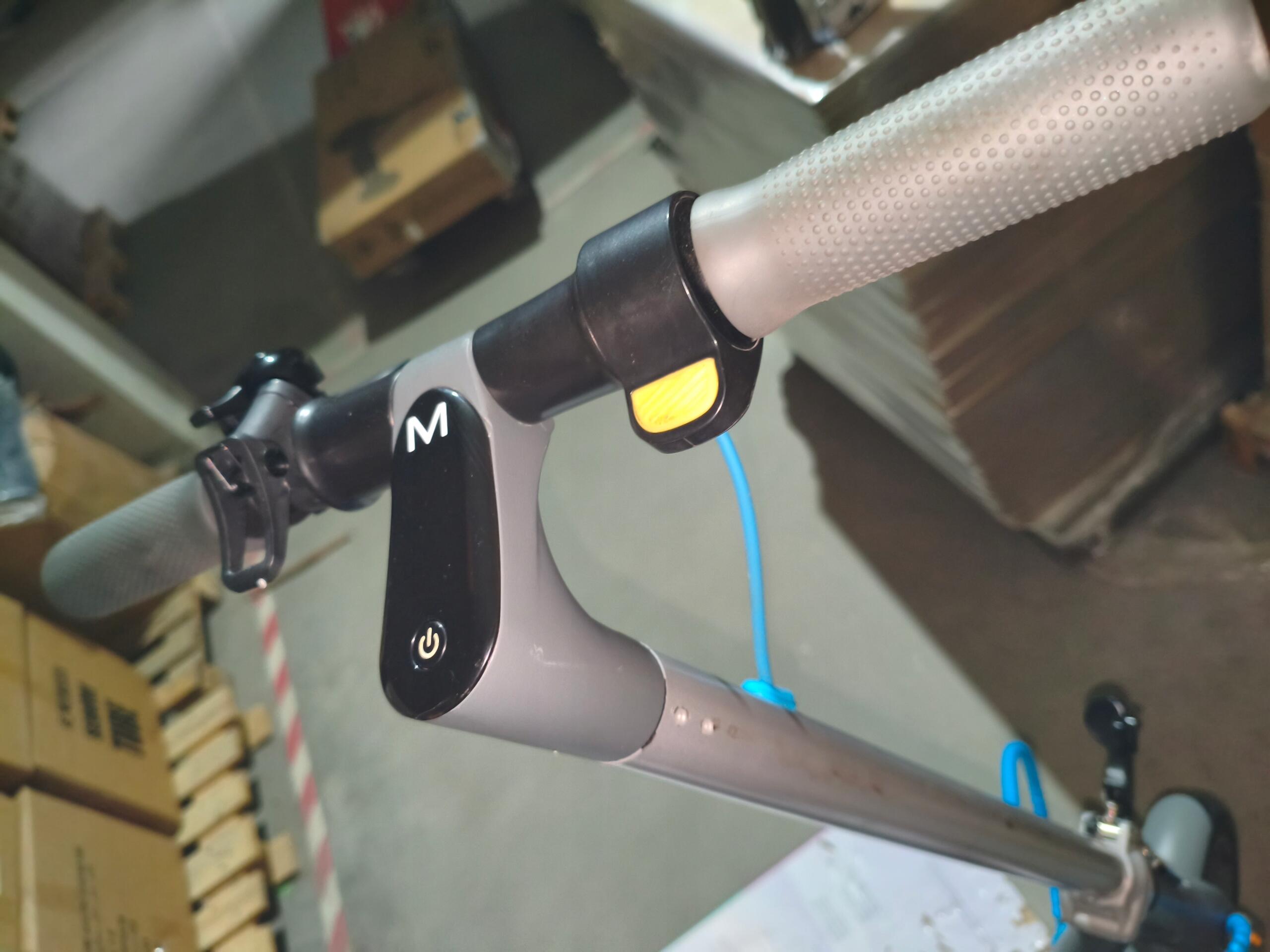 Second Life Hulajnoga elektrycznamiejska Motus Scooty 8,5 Lite 250W - stan dobry 4/7
