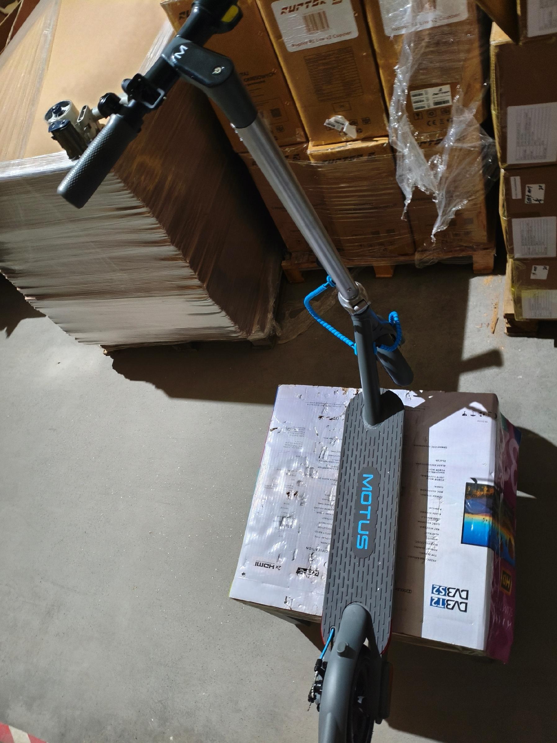 Second Life Hulajnoga elektrycznamiejska Motus Scooty 8,5 Lite 250W - stan dobry 6/7