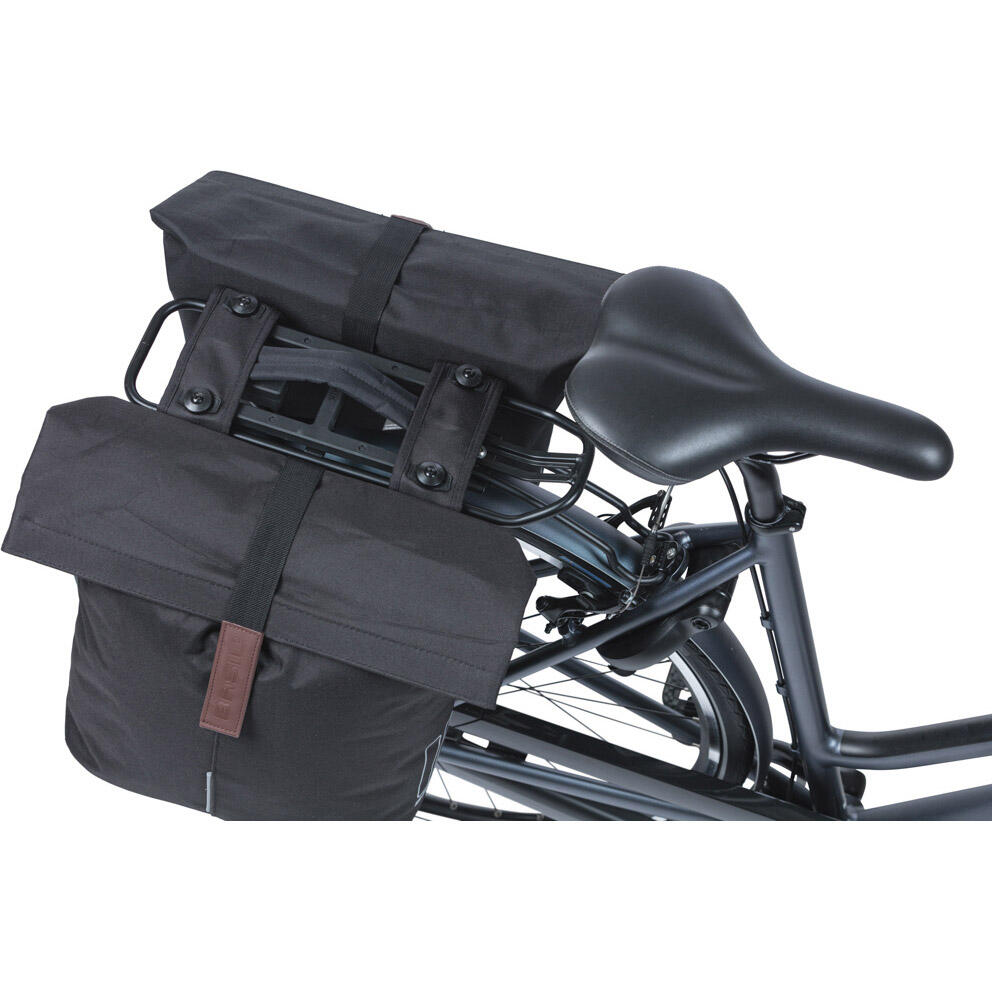 Basil City dubbele fietstas MIK 28-32L zwart - compacte en ruime tas 5/6