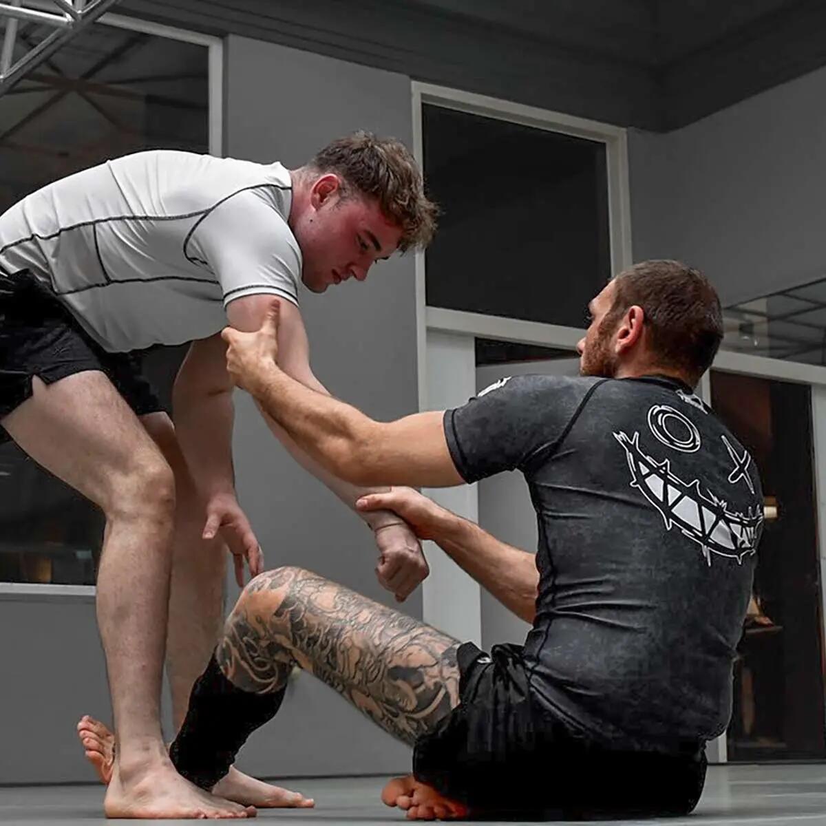 Rashguard EVO Serious 6/10