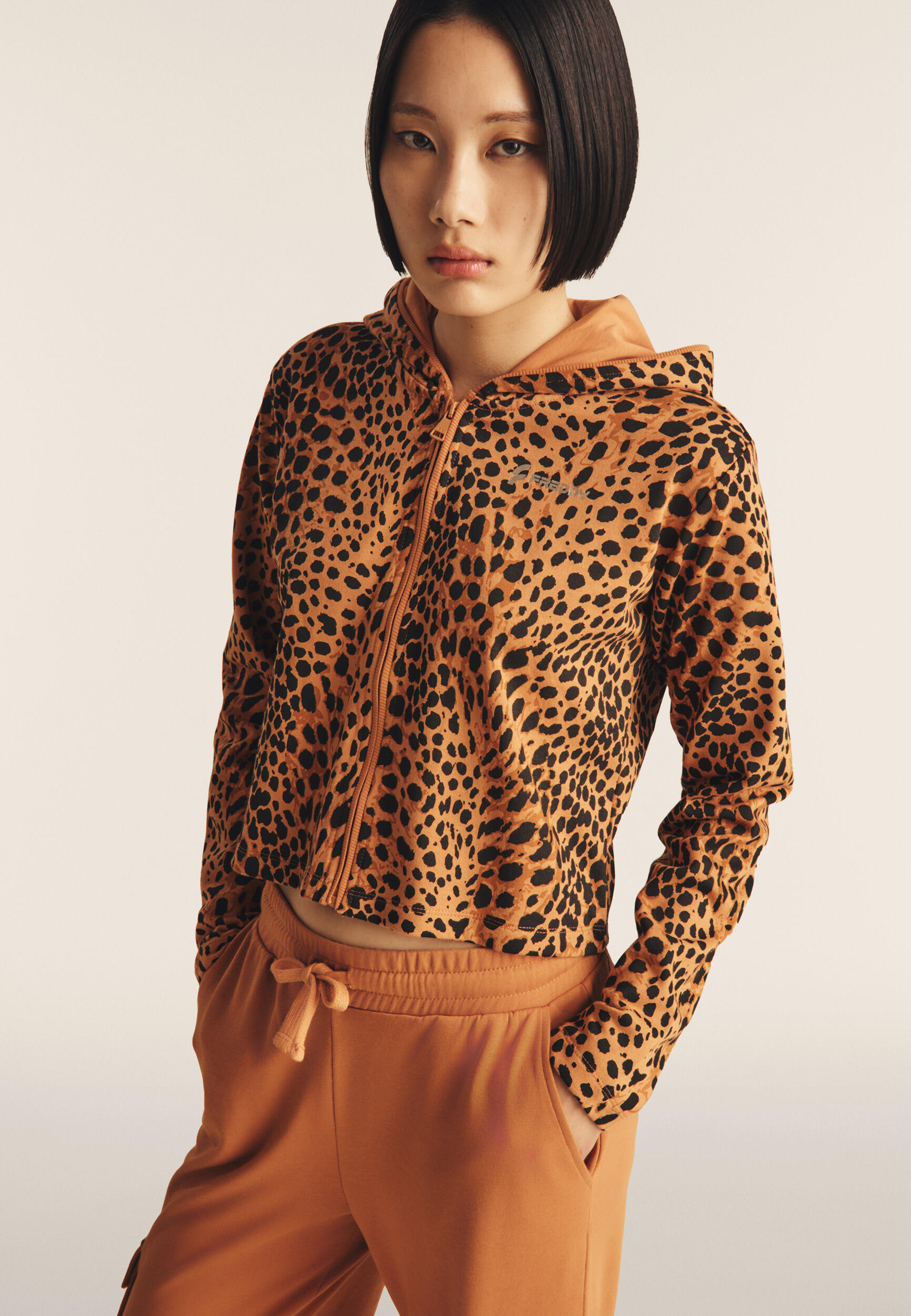 Sudadera corta con cremallera y capucha animal print 2/5