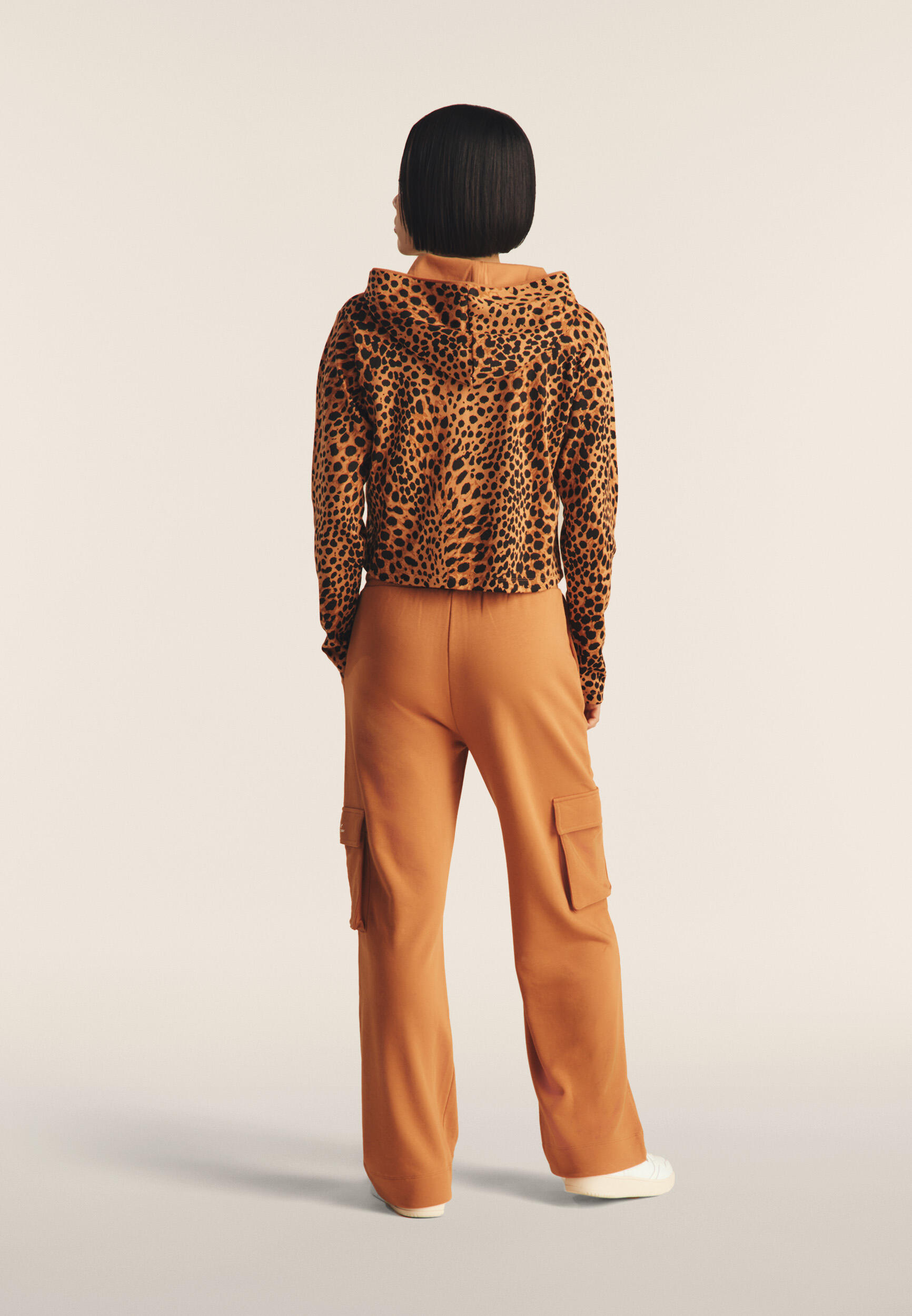 Sudadera corta con cremallera y capucha animal print 3/5