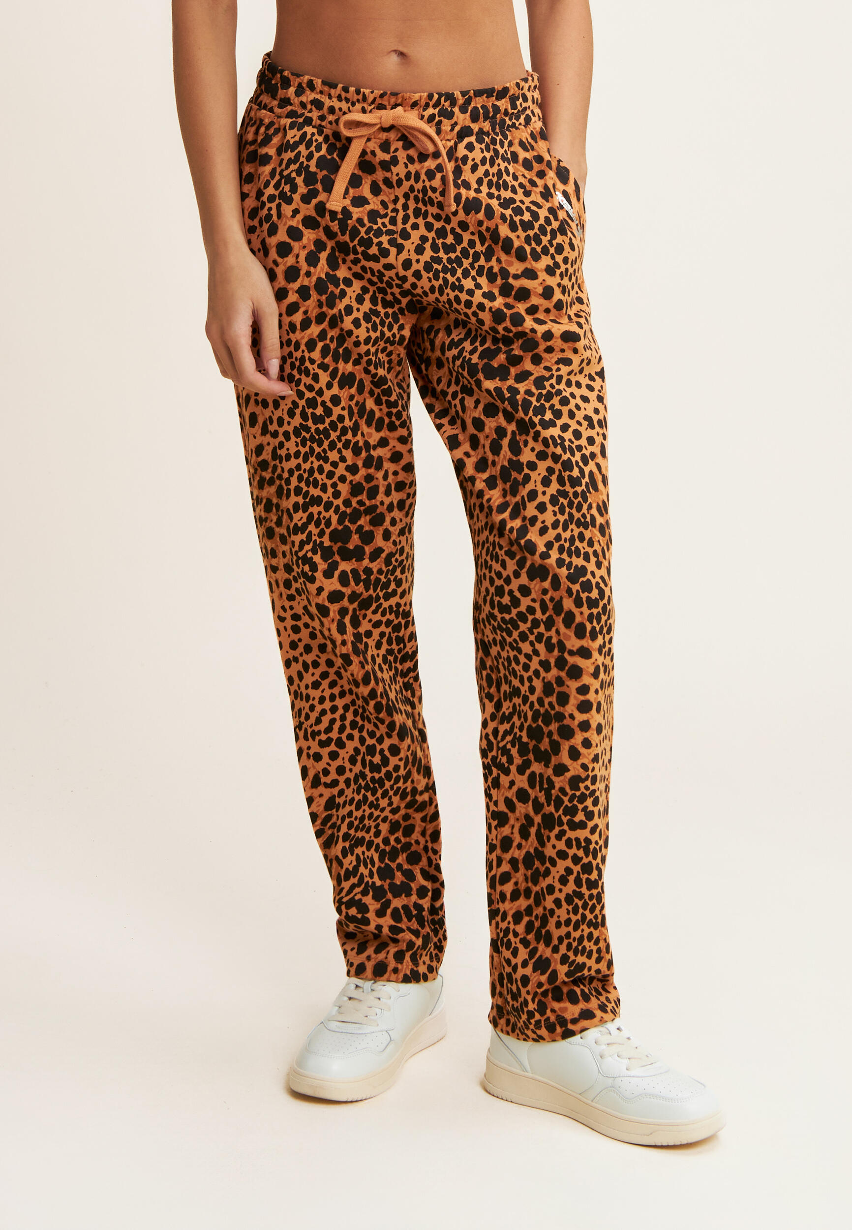 Jogger regular fit de felpa francesa y animal print 2/5