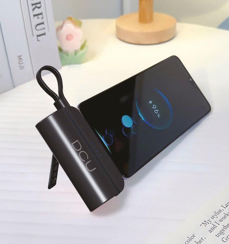 Batería externa de 5000mAh con conector USB-C y función de soporte 3/6