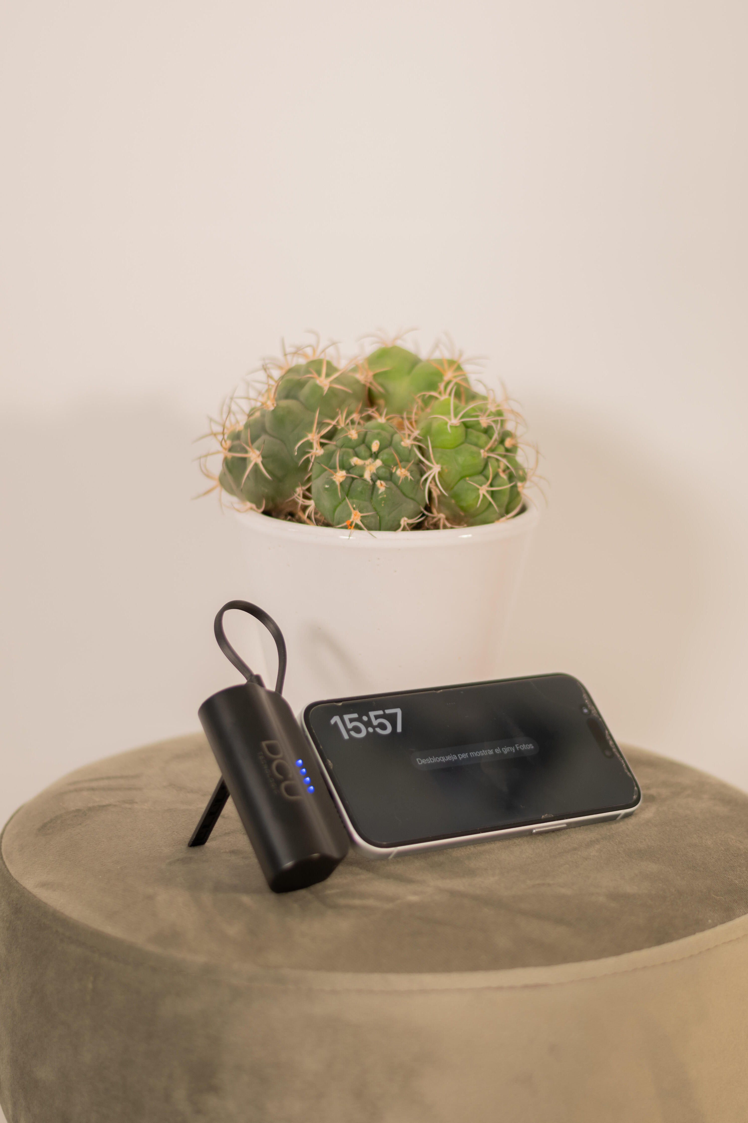 Batería externa de 5000mAh con conector USB-C y función de soporte 4/6