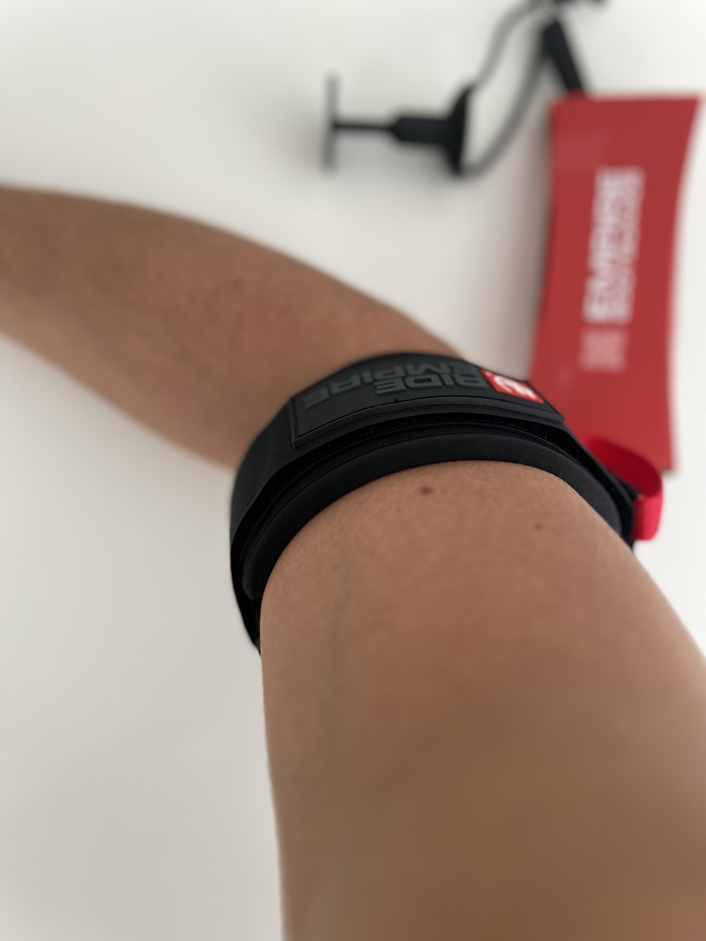 Leash de bodyboard EMPIRE ultra-résistant pour biceps de 7 mm en noir/rouge 3/4
