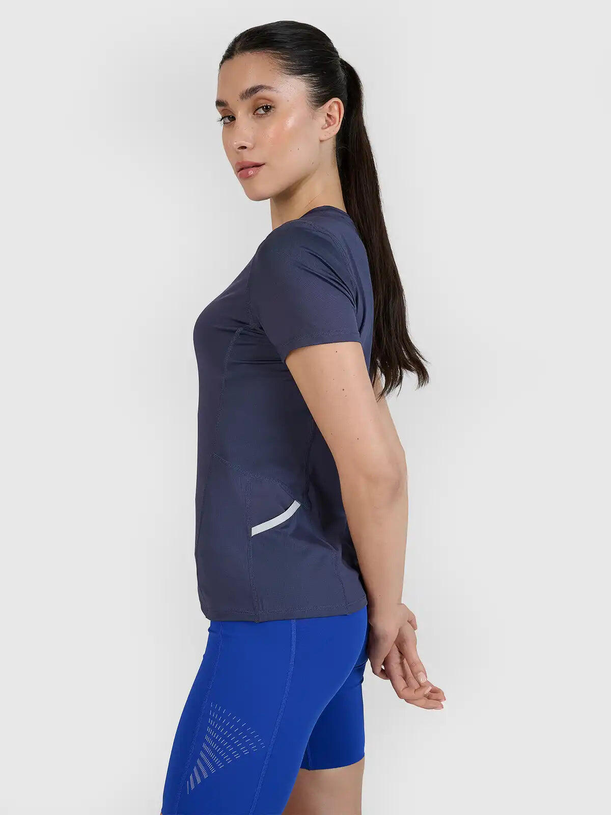 Laufshirt für Damen mit 4F Dry Technologie und Rückentaschen 6/7