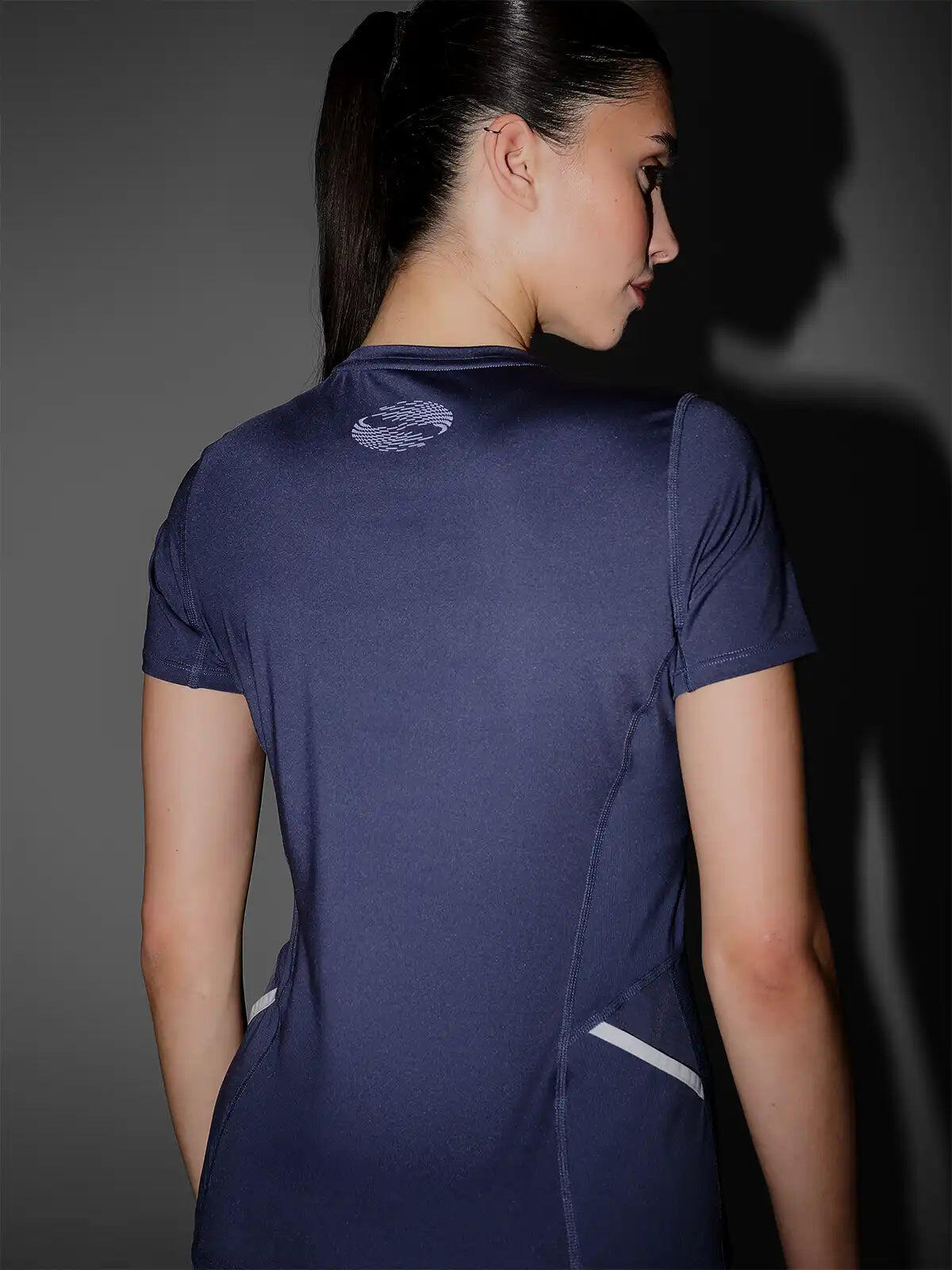 Laufshirt für Damen mit 4F Dry Technologie und Rückentaschen 4/7