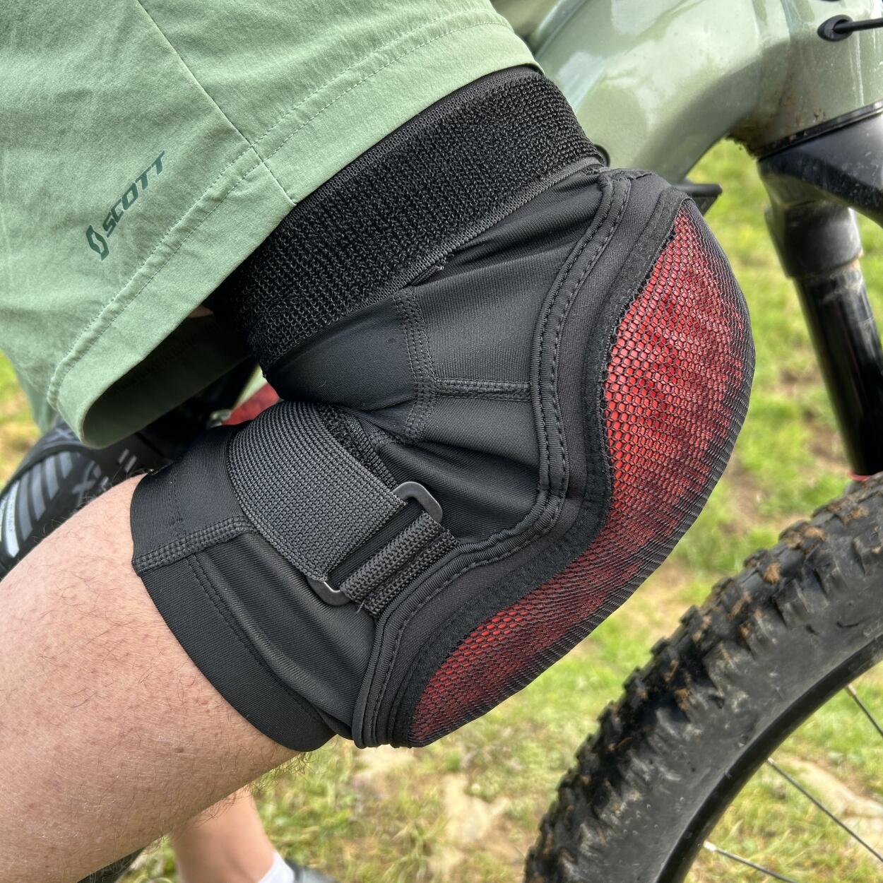 PROTECTION GENOU FREERIDE 2AC Black Silver 5/6
