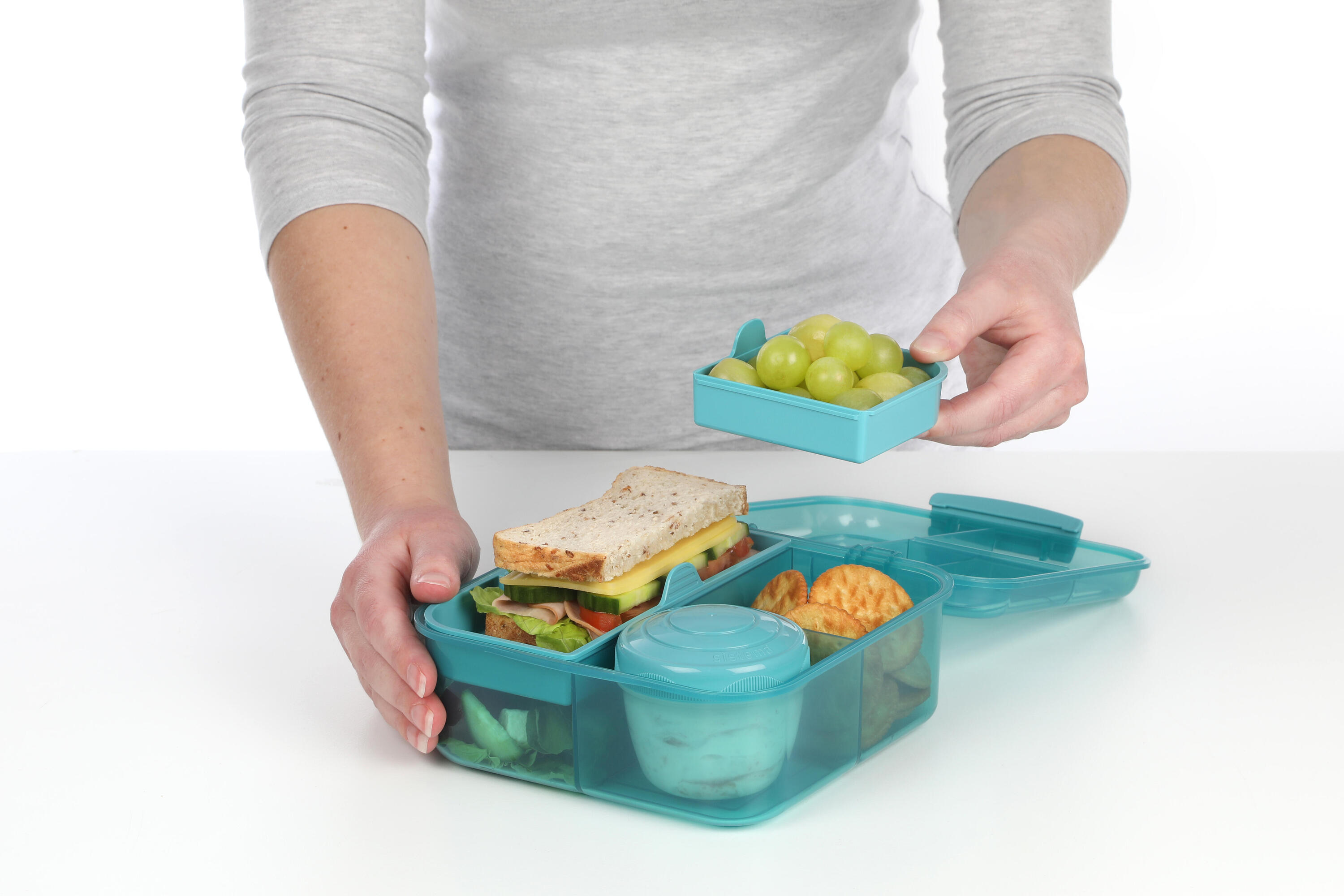 Tříkomorový svačinový box Ocean Bound s nádobou na jogurt a 2 tácky 1,25 l 5/7