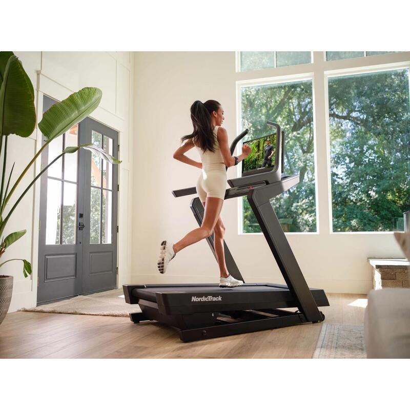 Banda de alergare Nordic Track USA X24 ecran 24 inch pivotant  cu inclinatie 40%