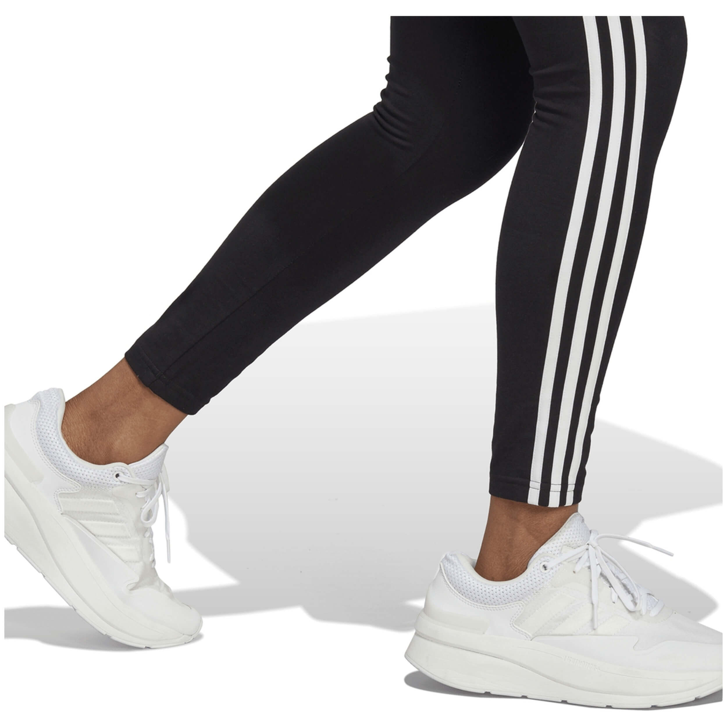 Pantaloni della tuta Adidas modello IC7151 per donne 4/5