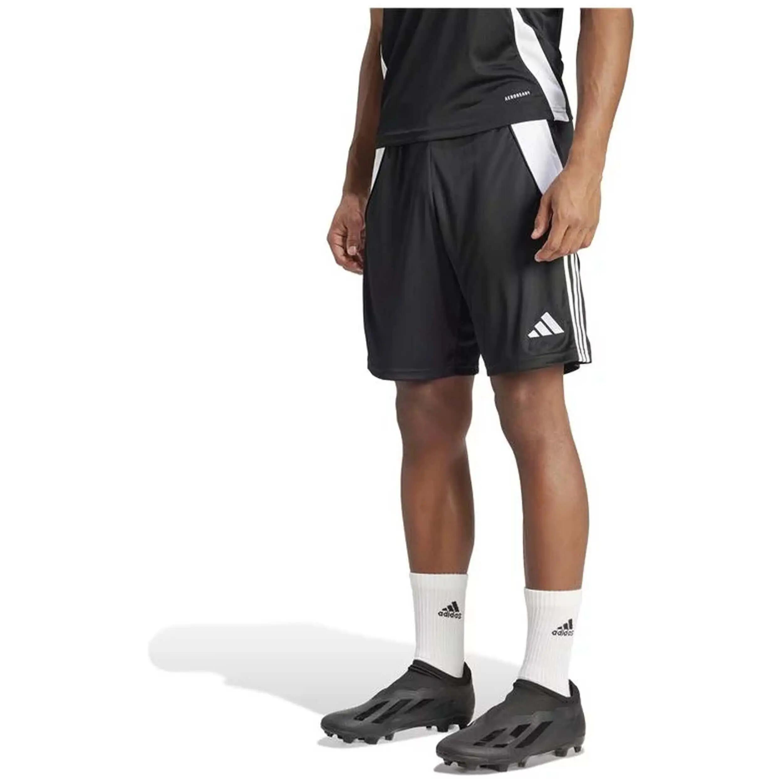 Short Adidas modèle IP1951 pour homme 2/6