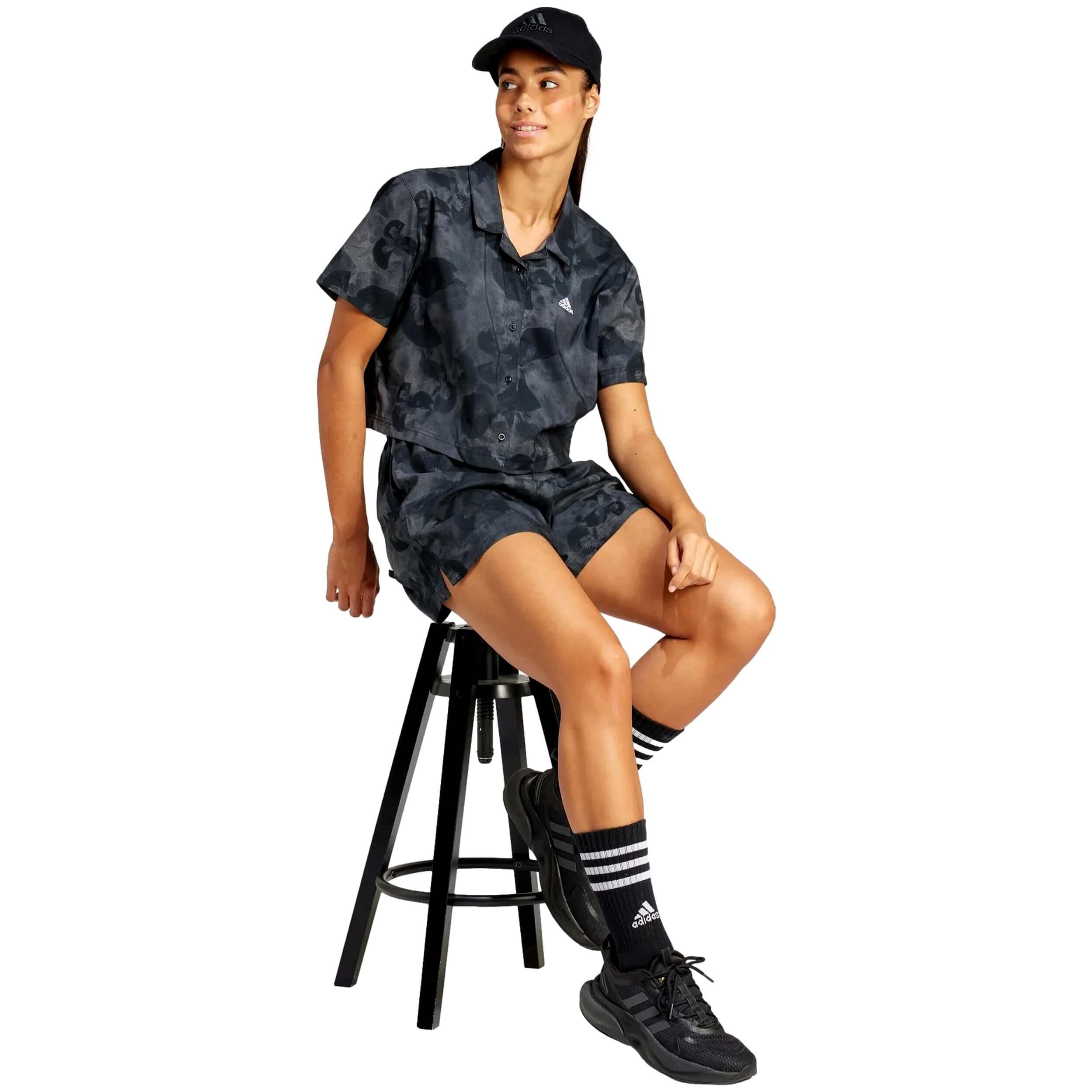 Pantaloncini Adidas modello IN7318 per donne 3/5