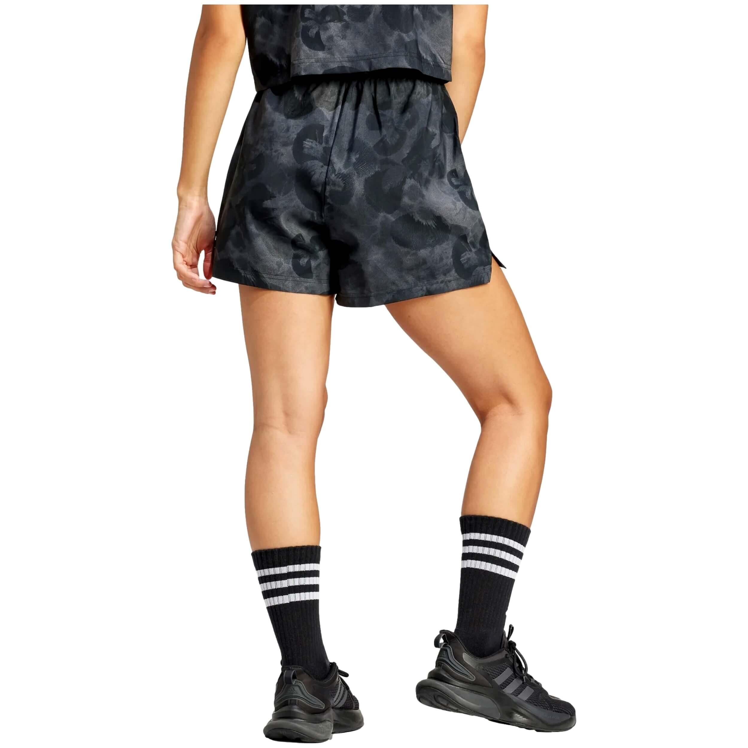Pantaloncini Adidas modello IN7318 per donne 2/5