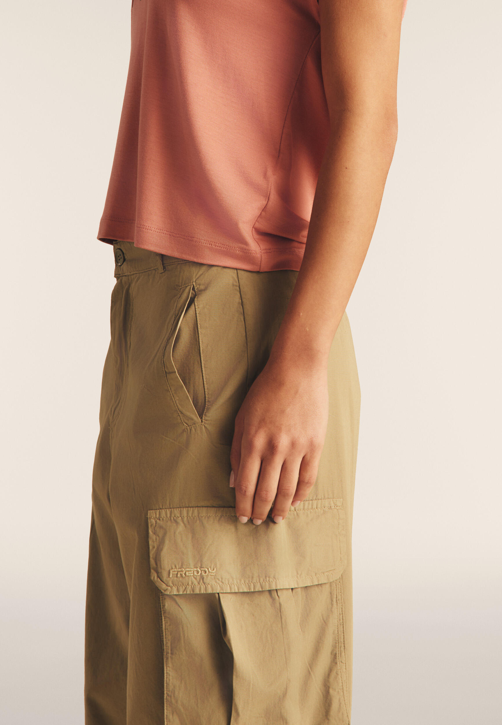 Pantaloni cargo baggy fit in popeline con quattro tasconi 3/5
