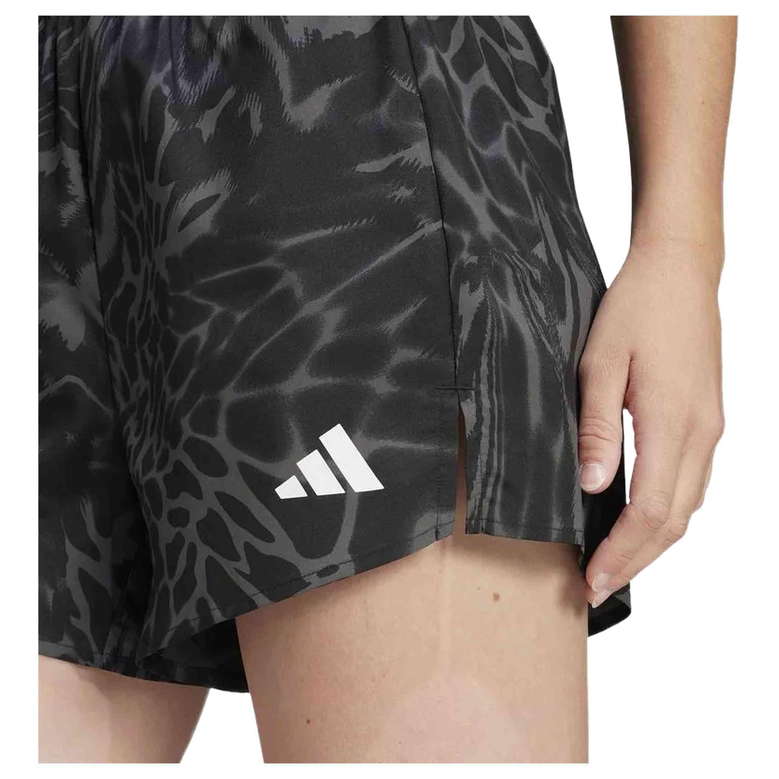 Pantaloncini Adidas modello JE8685 per donne 3/5