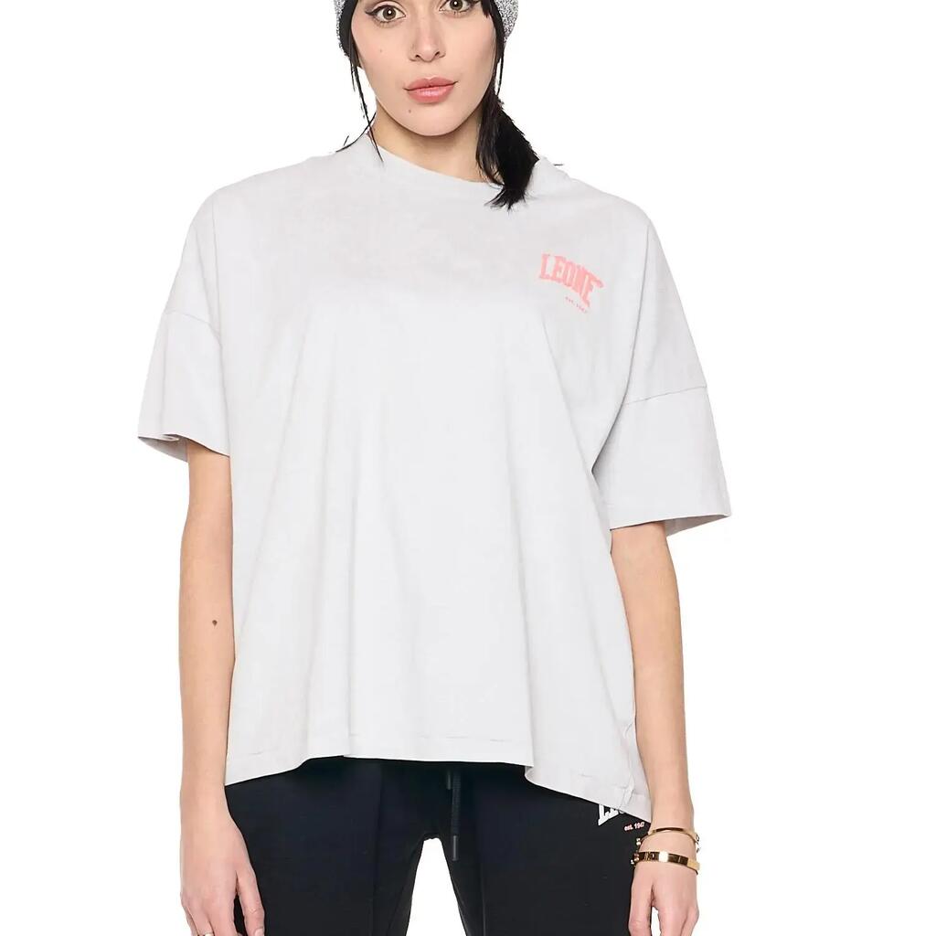 Woman over t-shirt short sleeves Gen Z