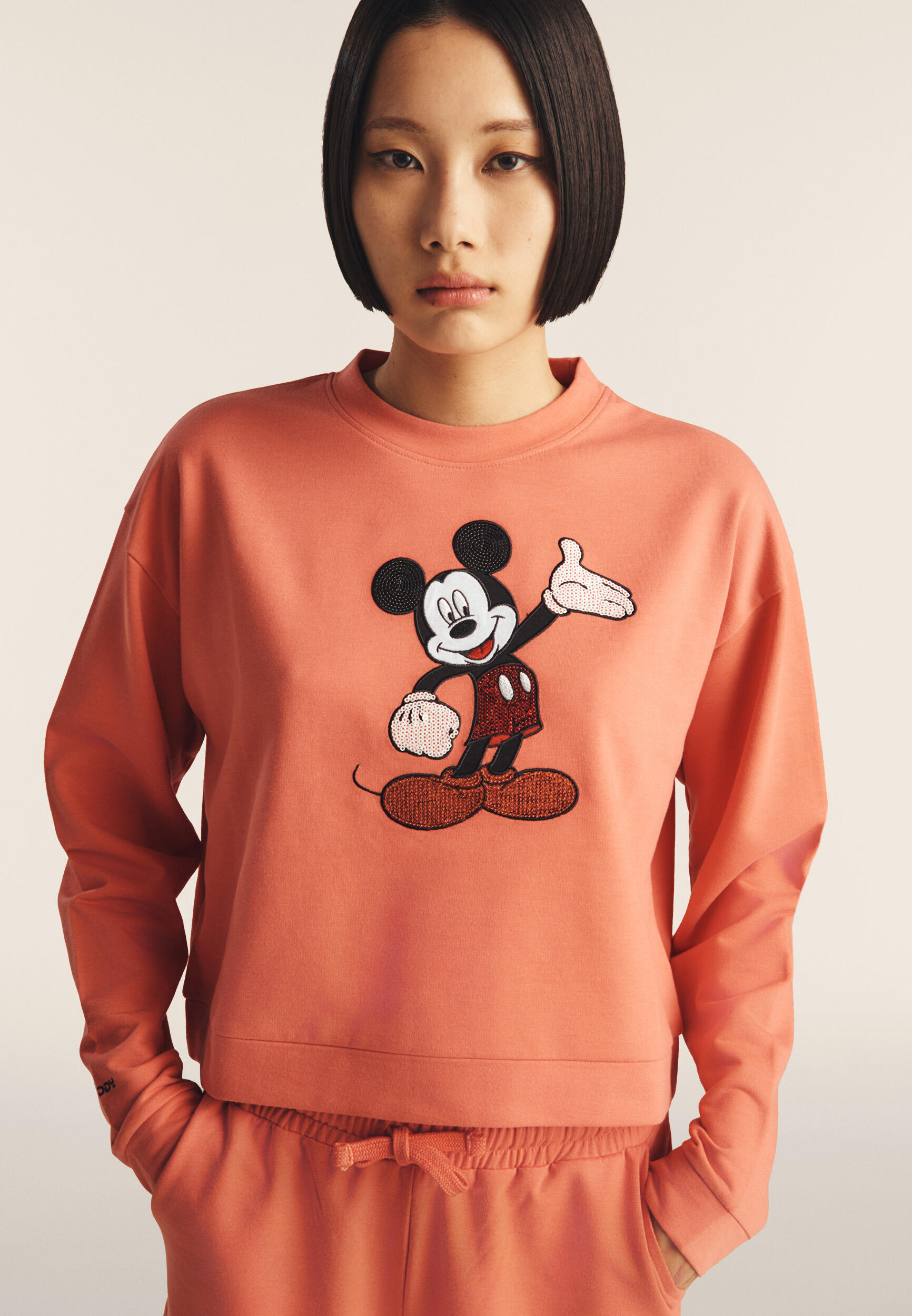 Sweat-shirt t court à la coupe confortable avec broderie Mickey Mouse 2/5