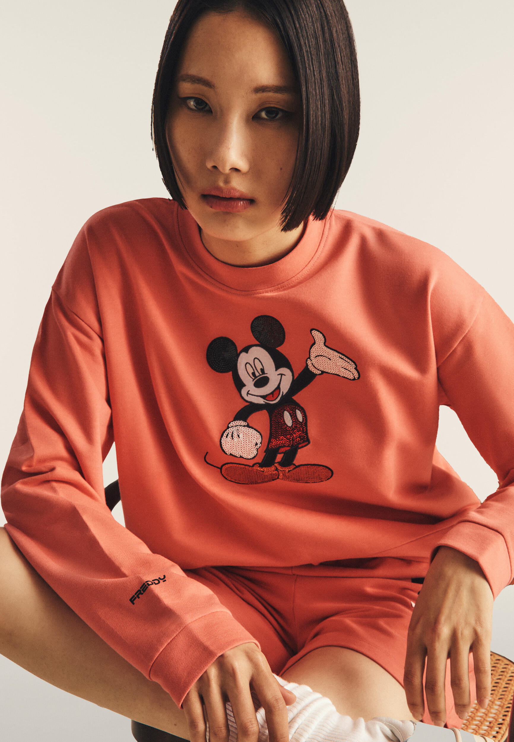 Sweat-shirt t court à la coupe confortable avec broderie Mickey Mouse 4/5