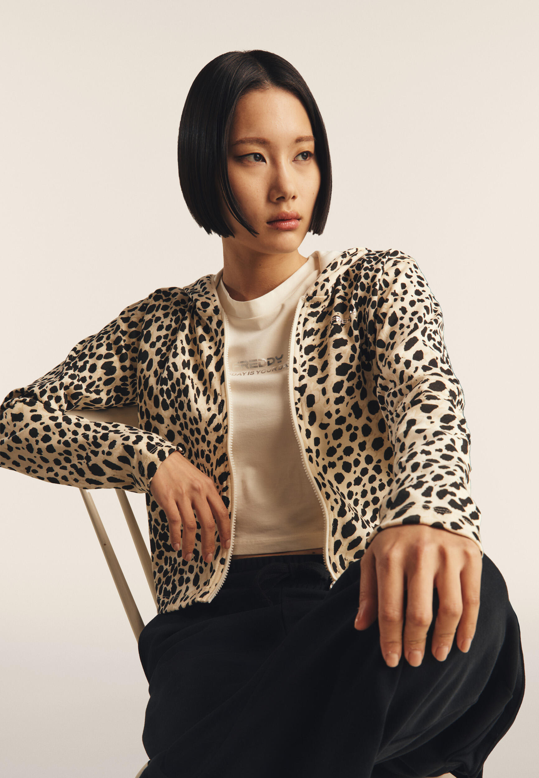 Felpa cropped con zip e cappuccio animalier 5/5