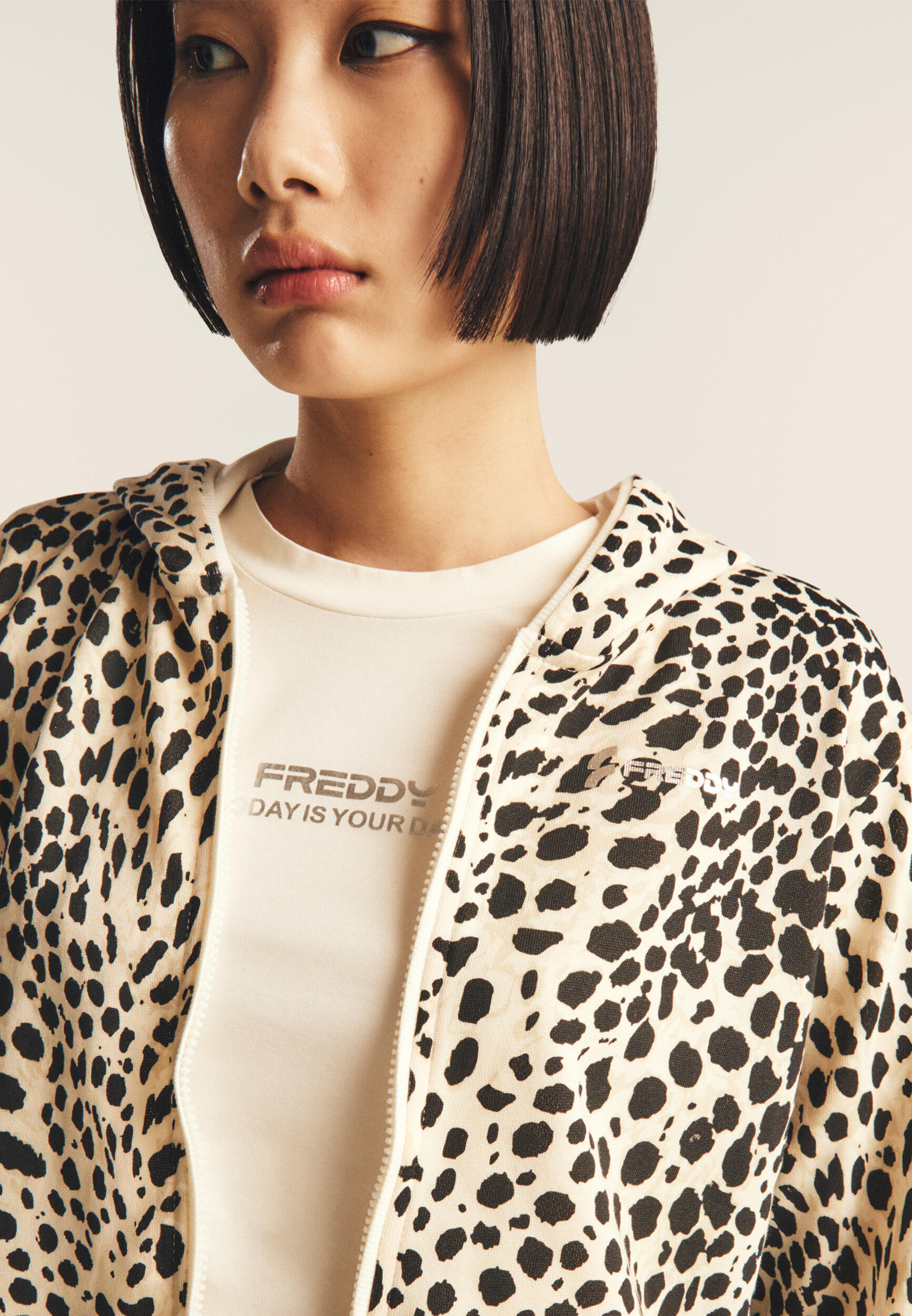 Felpa cropped con zip e cappuccio animalier 3/5