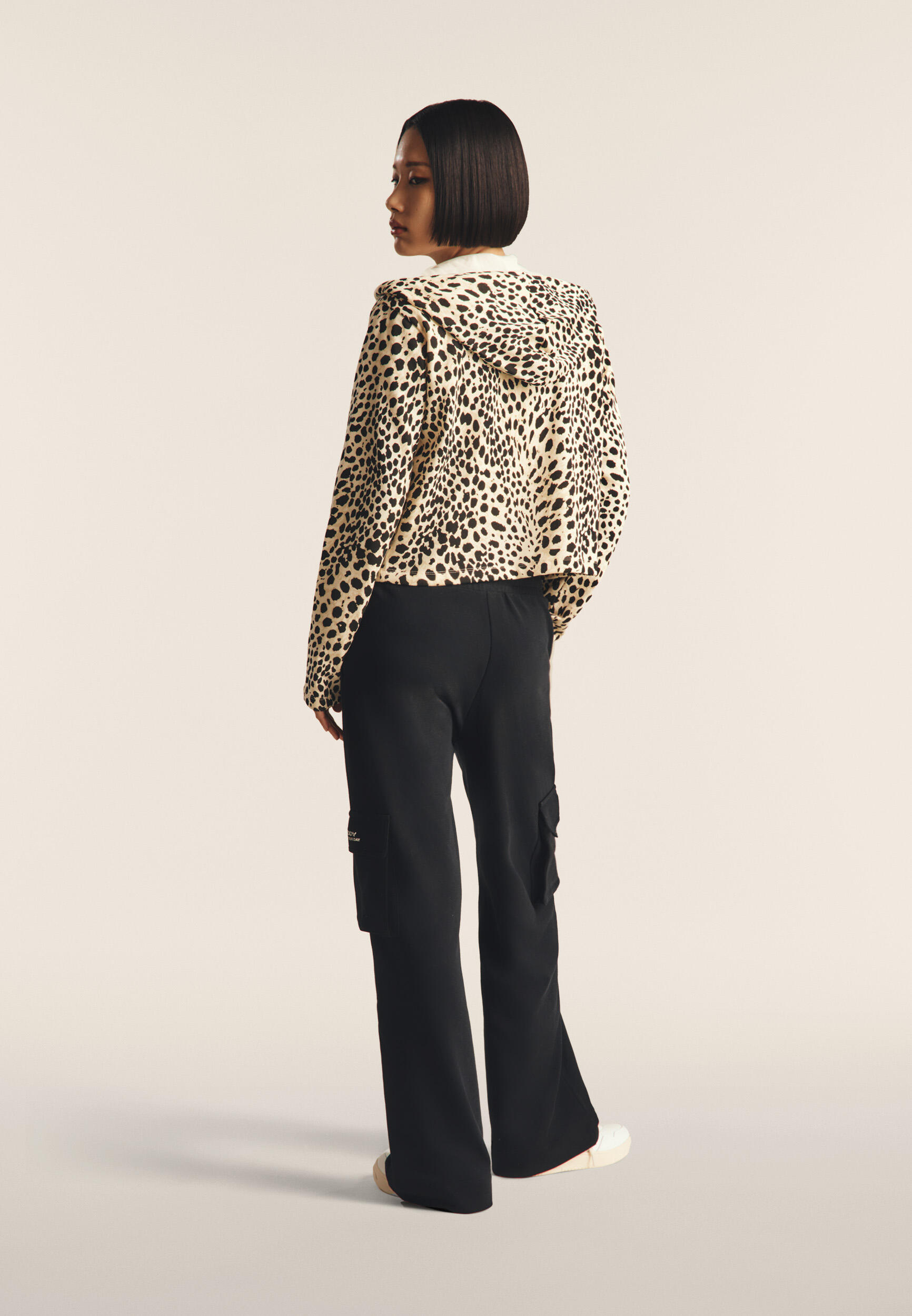 Felpa cropped con zip e cappuccio animalier 2/5