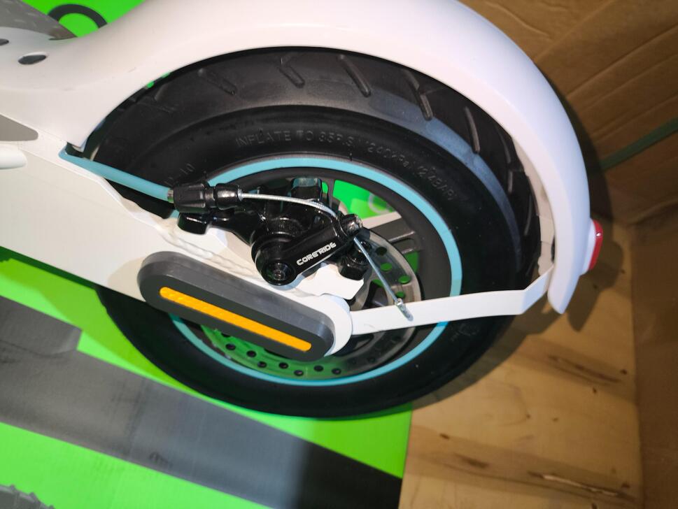 Second Life Hulajnoga elektryczna Motus Scooty 10 LITE 2022 White - stan dobry