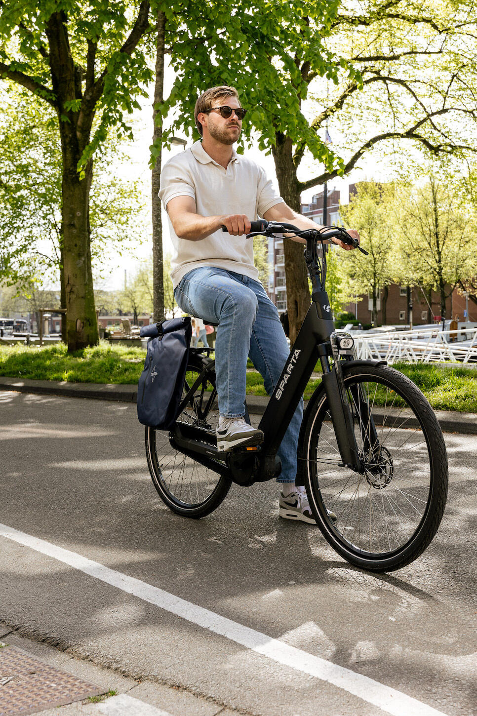 Voltano Luxe Fietstas 28L - Enkele Pakaftas - Marine Blauw - 100% Waterdicht 4/7
