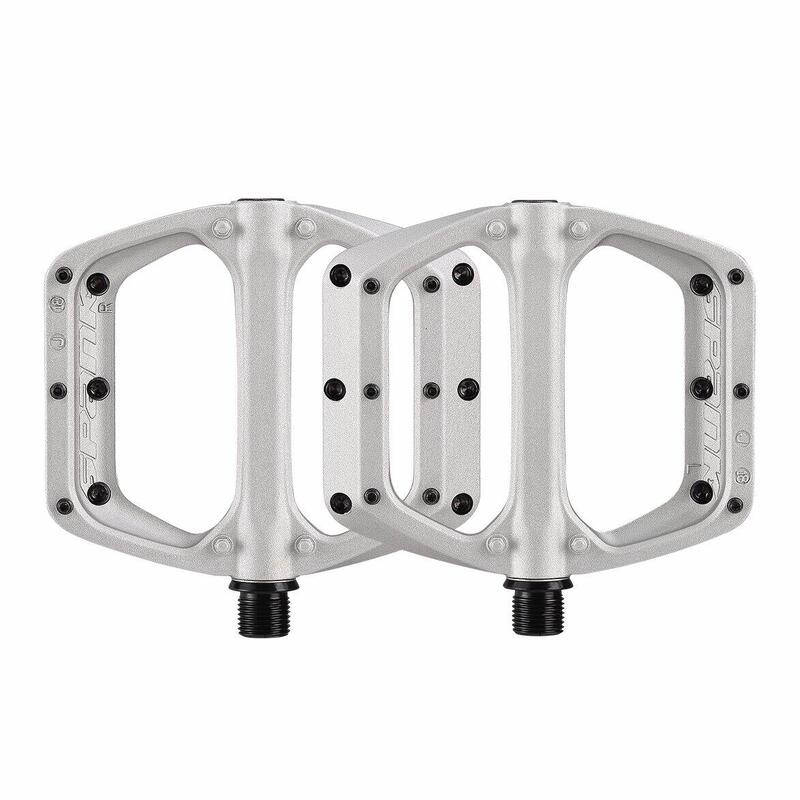 Pédales plates Spoon DC - Argent      6890€ 7299€ -5%    * La vente débute le 05/05/2025    SPANK Pédales plates Spoon DC - ArgentVendu exclusivement en ligne   
