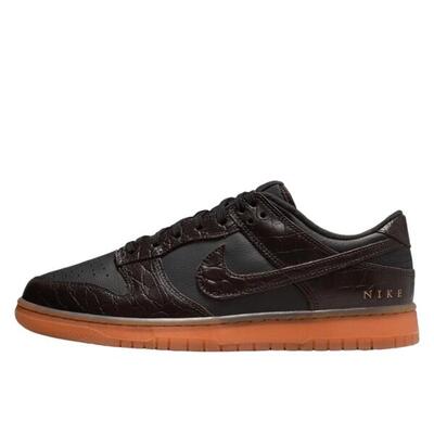 Schoenen dunk low velvet brown black