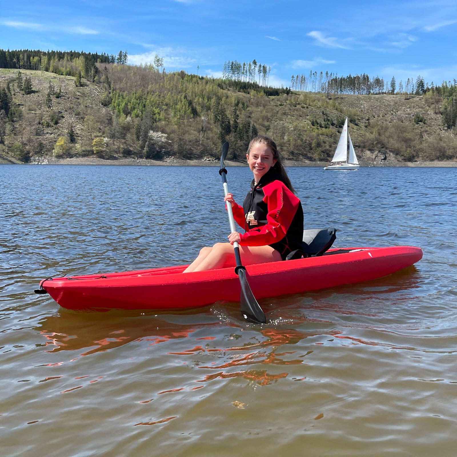 F2 Kajak Axxis – 2-Sitzer Rot 2024/25 – Stabiles Freeride-Familienkajak Mit 2 Angelhalterungen, EVA-Sitzen & 2 Paddeln (380x84 Cm, 246 Kg Zuladung) F2 Kajak Axxis – 2-Sitzer Rot 2024/25 – Stabiles Freeride-Familienkajak Mit 2 Angelhalterungen, EVA-Sitzen & 2 Paddeln (380x84 Cm, 246 Kg Zuladung)