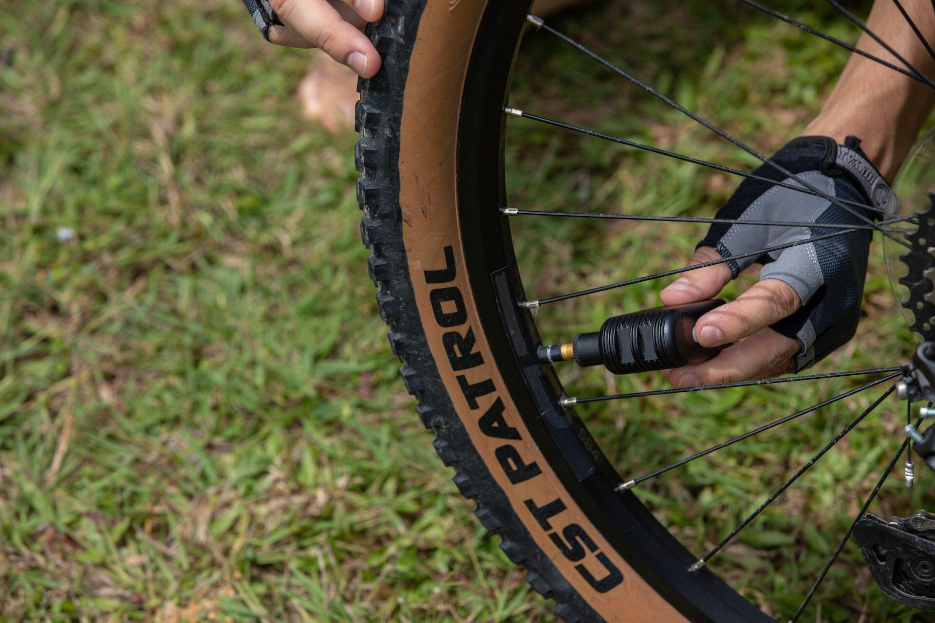 - Tiny Bike Pump - Bandenpomp - Lucht Compressor met Presta Ventiel 3/5