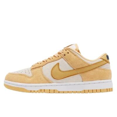 Schoenen dunk low lx “gold suede”