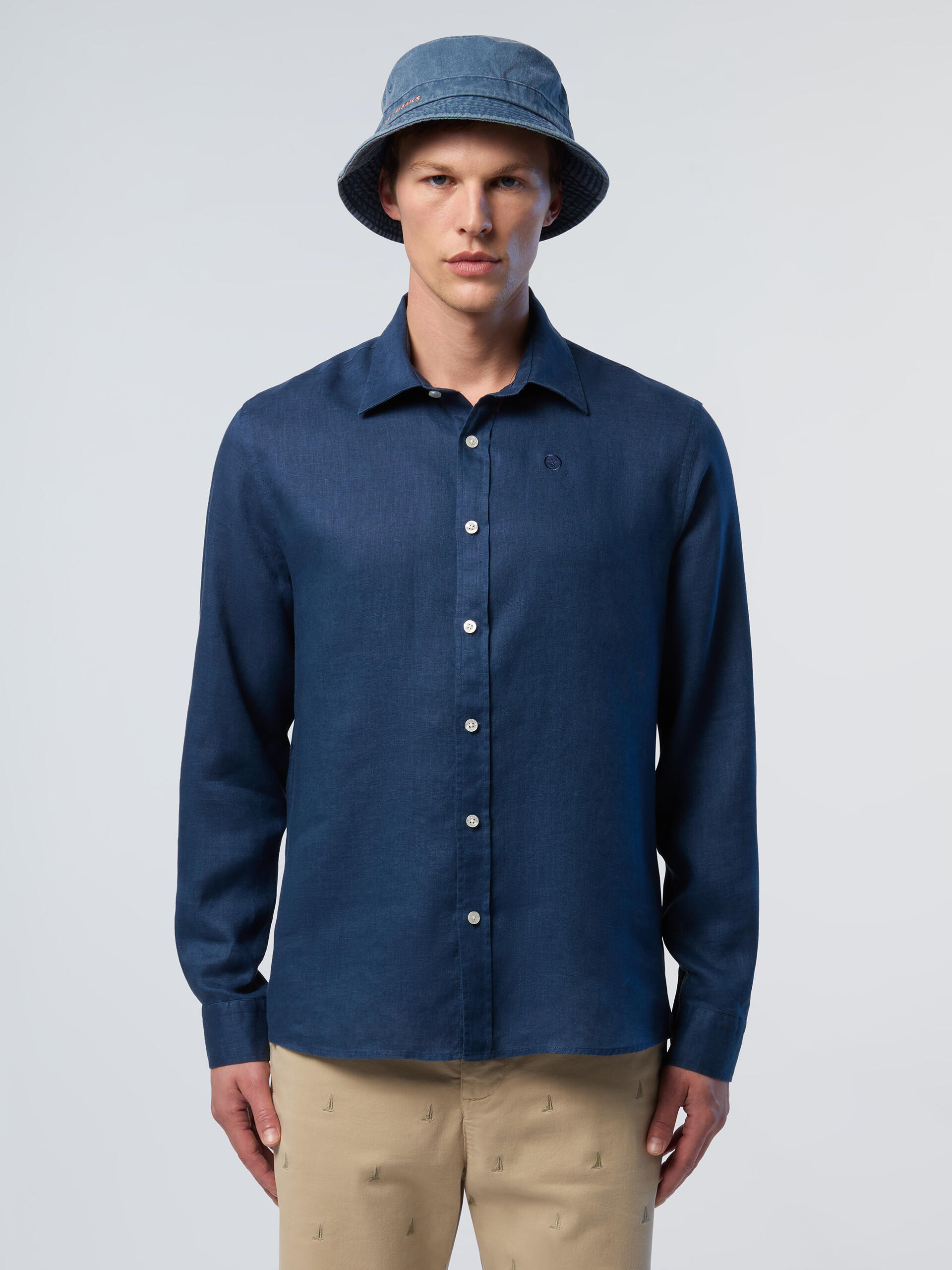camisa de lino con logo bordado para hombre 2/3