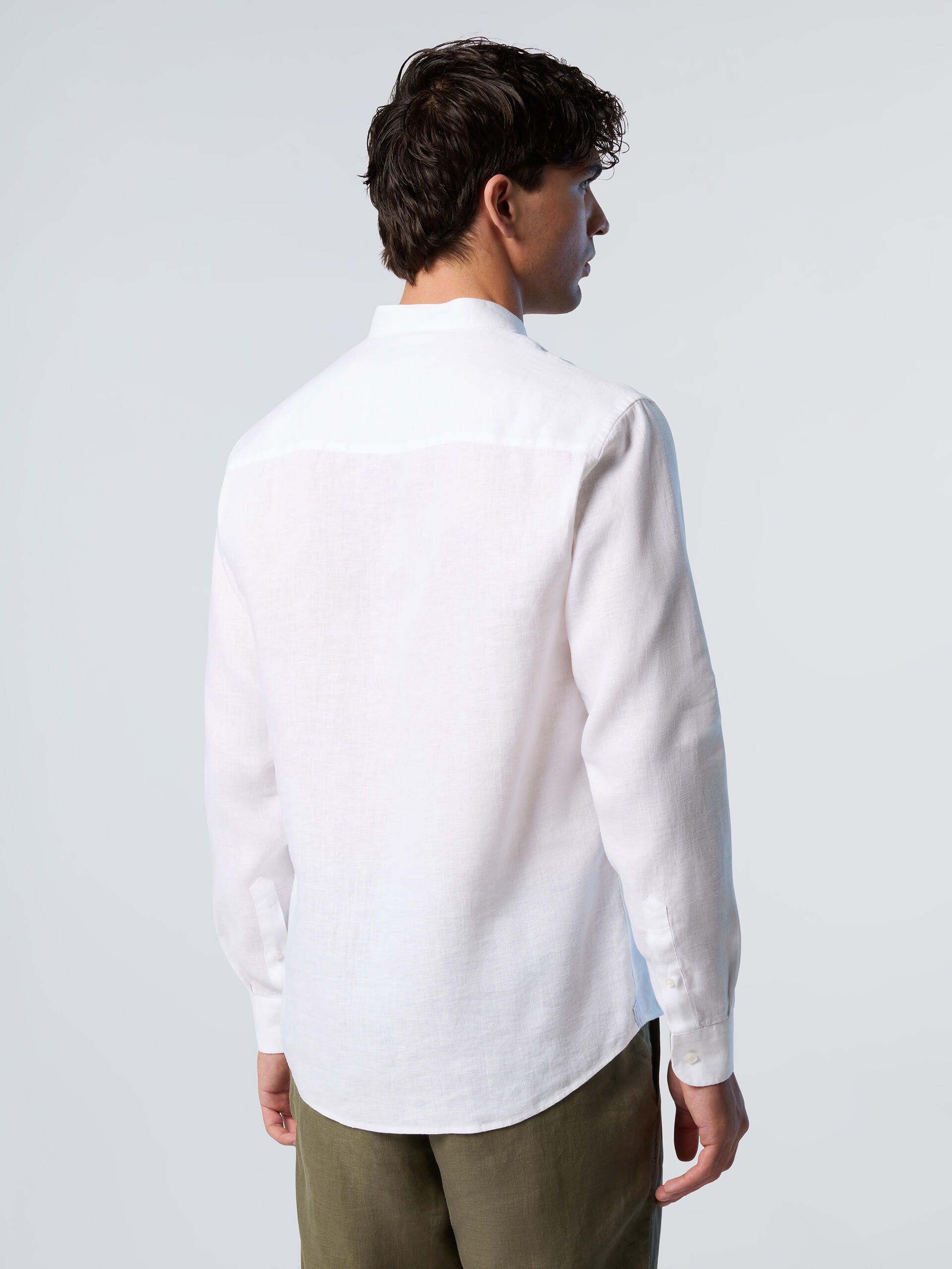 Camisa Mandarín con logo bordado para hombre 2/7